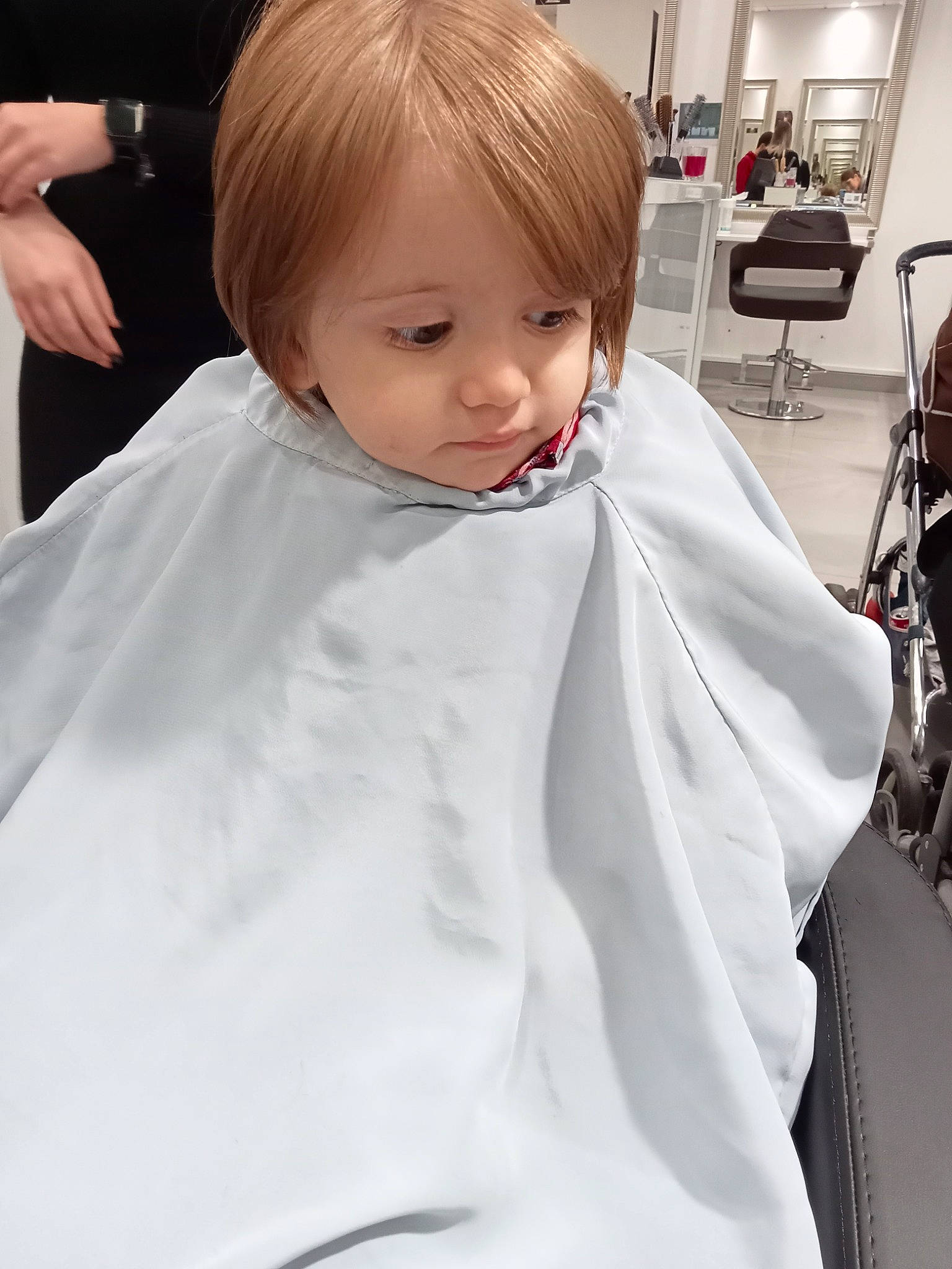 Valentin participe au concours pour gagner de l'argent avec cette photo : baby, blond, bridal_accessory, chair, child, chin, event, eyelash, fashion_accessory, fashion_design, flooring, formal_wear, fun, gown, happy, neck, person, sitting, sleeve, toddler