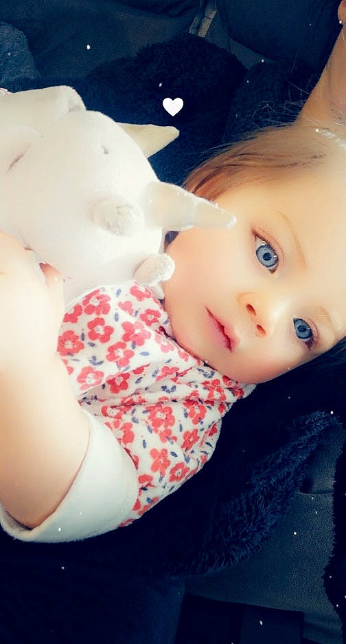 Kahina a rejoint le concours — aidez-le/la à gagner de superbes lots ! cheek, chin, doll, eye, eyelash, gesture, hairstyle, hand, happy, head, human_body, lip, mouth, nose, person, pink, shoulder, skin, sleeve, textile