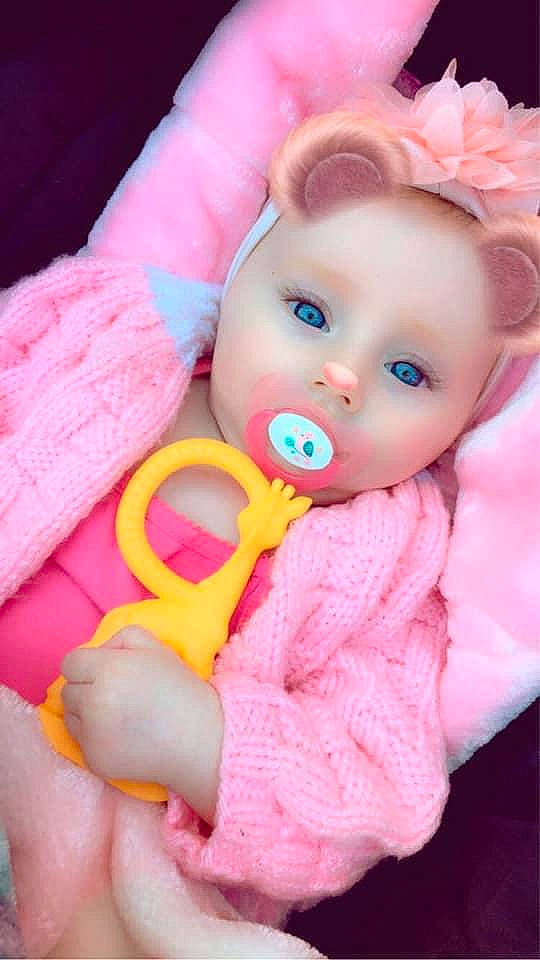 Maëlys a rejoint le concours — aidez-le/la à gagner de superbes lots ! baby, baby_toys, child, doll, hair_accessory, person, pink, stuffed_toy, toddler, toy