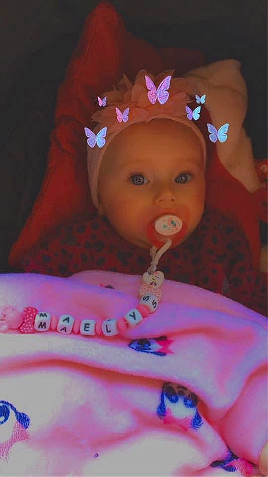 Maëlys a rejoint le concours — aidez-le/la à gagner de superbes lots ! baby, birthday, cheek, child, eye, eyelash, face, finger, forehead, hair_accessory, head, headpiece, headwear, iris, lip, mouth, nose, person, pink, skin