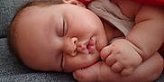 Anne-Lise a rejoint le concours — aidez-le/la à gagner de superbes lots ! baby, sleeping, blanket, red, white, chubby, face, hand, fist, cozy, infant, closeup, peaceful, rest, toddler, skin, cute, soft, portrait, indoors