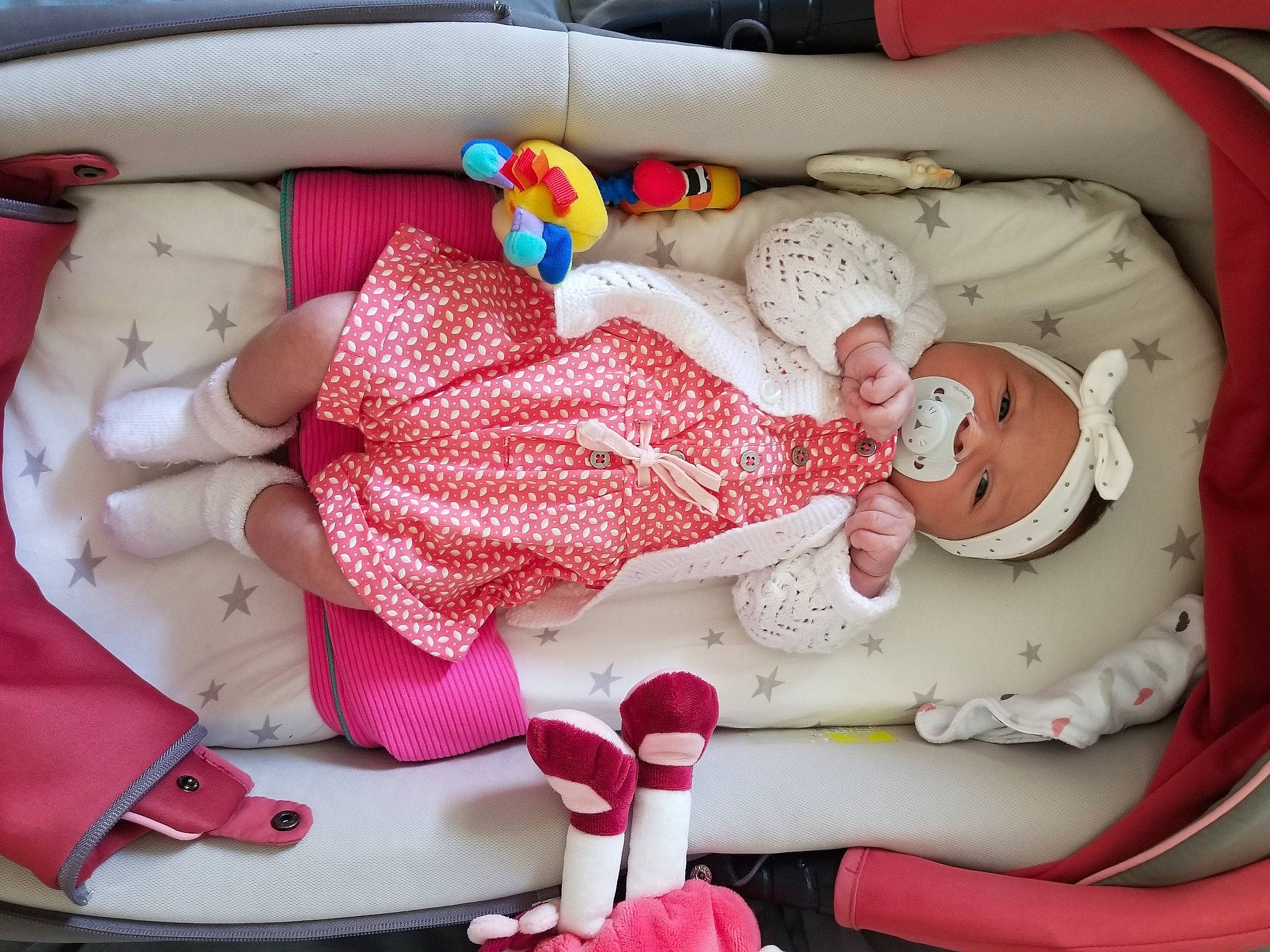 Ava a rejoint le concours — aidez-le/la à gagner de superbes lots ! baby, baby_carriage, baby_products, baby_safety, baby_sleeping, baby_toddler_clothing, baby_toys, bedding, carmine, child, comfort, hand, headwear, linens, pattern, person, pink, product, room, textile