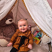 Lyana a rejoint le concours — aidez-le/la à gagner de superbes lots ! baby, infant, child, tent, teepee, teddy_bear, plush_toy, dress, bow, hair_clip, smile, blue_eyes, puzzle, cushion, blanket, indoor, cozy, portrait, play_area, soft_toys