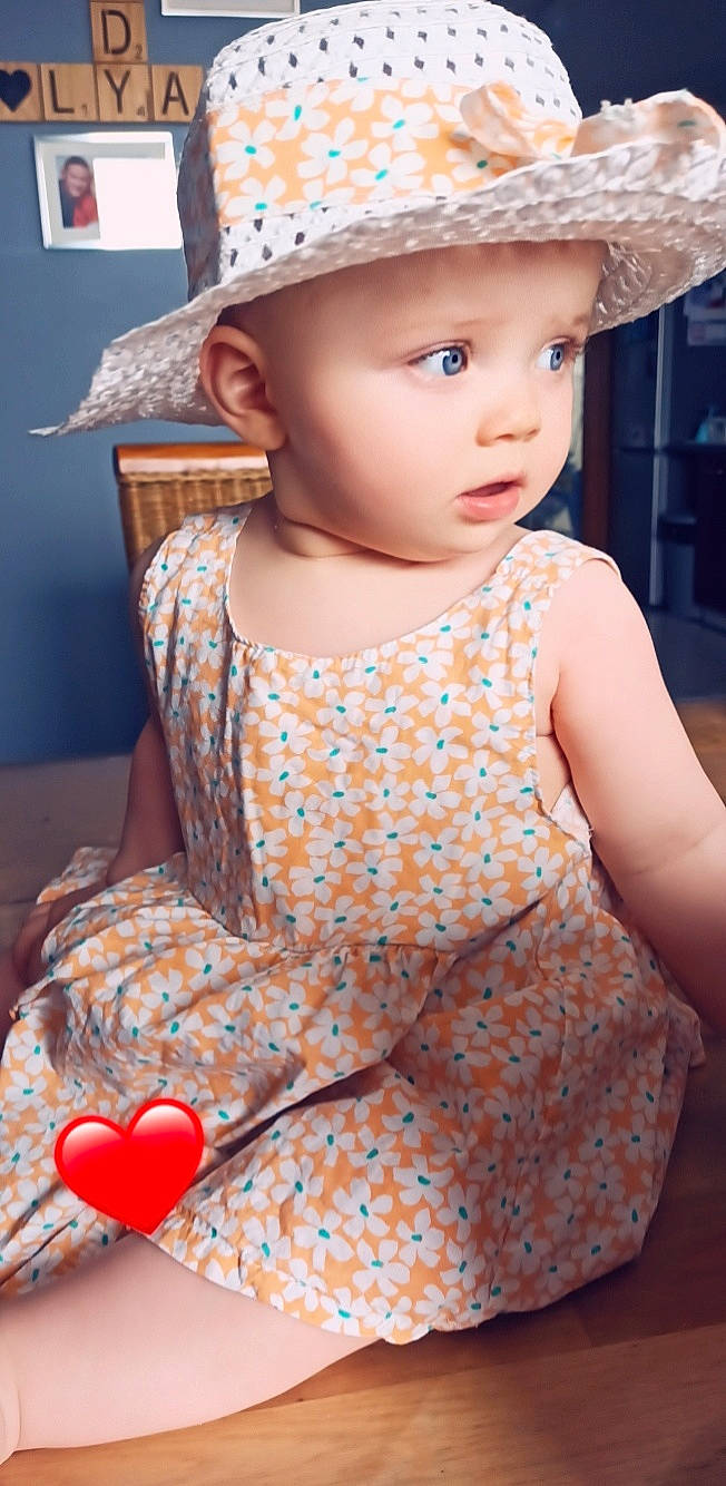 Lya a rejoint le concours — aidez-le/la à gagner de superbes lots ! baby_toddler_clothing, blue, blurred, day_dress, dress, eye, face, fashion, hairstyle, hat, head, headwear, lip, one_piece_garment, organ, person, pink, skin, sleeve, sun_hat