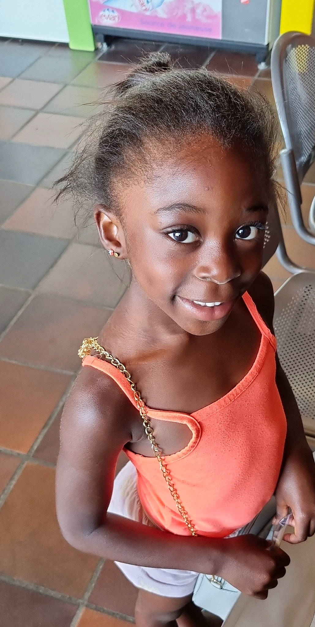 Yûna participe au concours pour gagner de l'argent avec cette photo : black_hair, cheek, chest, child, chin, eye, eyebrow, eyelash, flash_photography, forehead, hair, happy, head, joy, lip, long_hair, neck, nose, person, skin