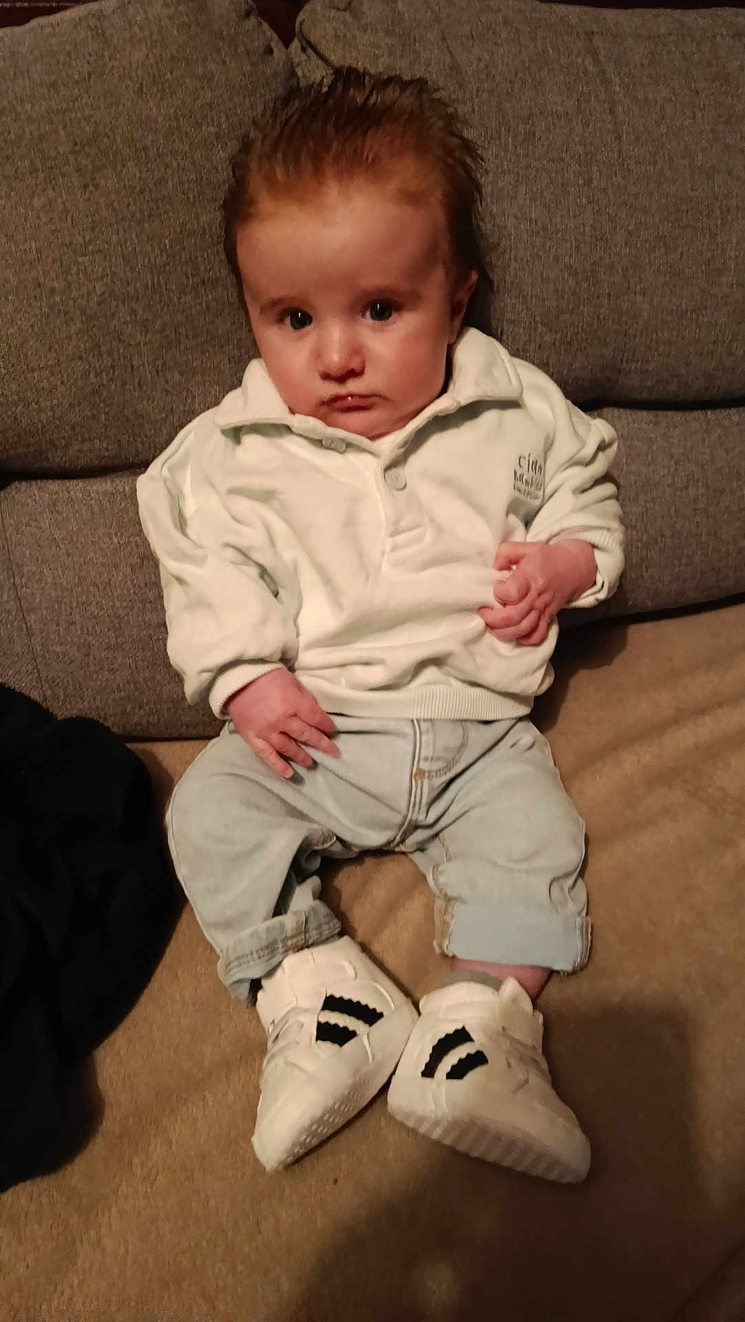 Livio a rejoint le concours — aidez-le/la à gagner de superbes lots ! baby, child, person, sitting, indoor, couch, clothing, sweater, jeans, shoes, footwear, cute, expression, portrait, young_child, home, furniture, casual, fashion, face