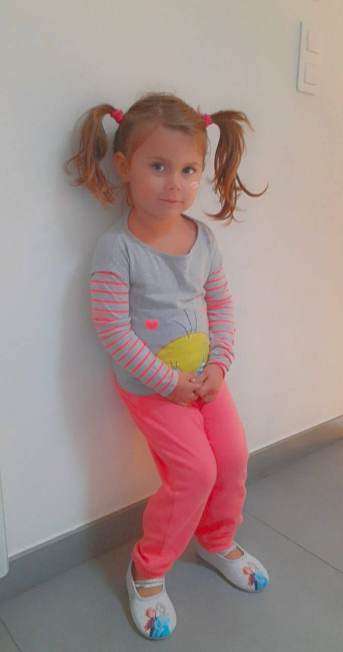 Cataliya a rejoint le concours — aidez-le/la à gagner de superbes lots ! arm, baby, baby_toddler_clothing, child, costume, pajamas, person, play, sleeve, standing, toddler