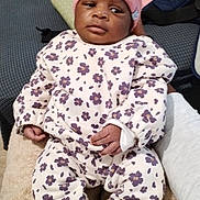 Arielle Maria a rejoint le concours — aidez-le/la à gagner de superbes lots ! baby, child, infant, pink_hat, floral_outfit, socks, i_heart_mum, blanket, couch, soft_toy, indoor, person, resting, cute, cozy, hand, face, feet, clothing, home