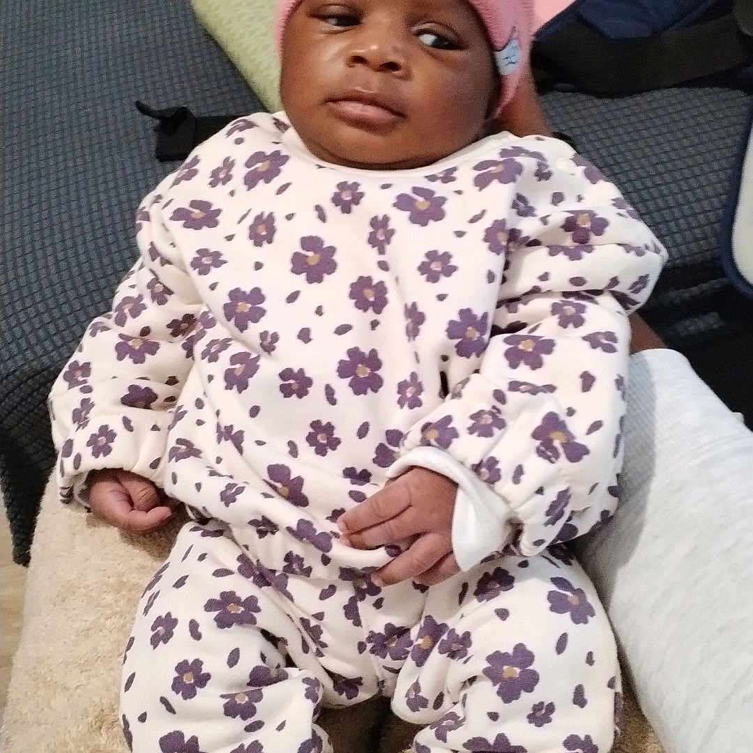 Arielle Maria a rejoint le concours — aidez-le/la à gagner de superbes lots ! baby, blanket, child, clothing, couch, cozy, cute, face, feet, floral_outfit, hand, home, i_heart_mum, indoor, infant, person, pink_hat, resting, socks, soft_toy