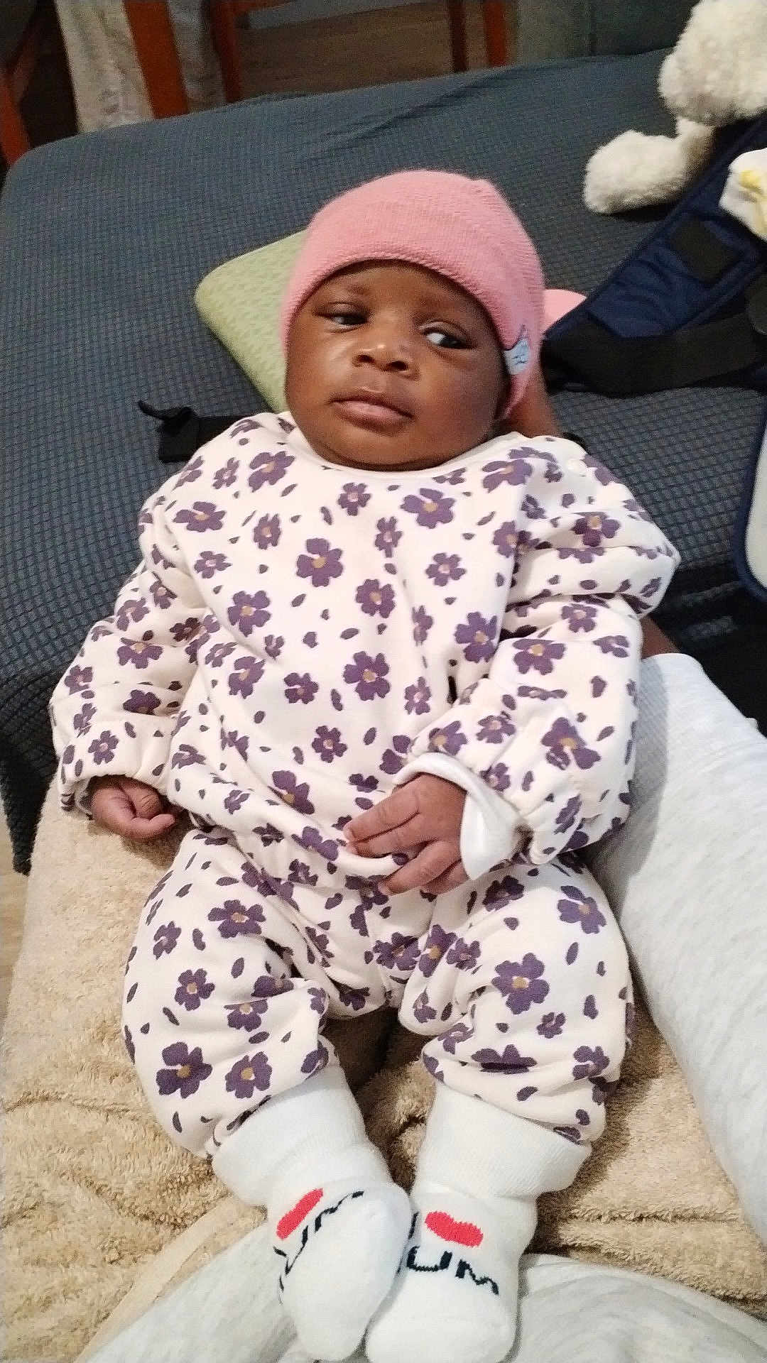 Arielle Maria a rejoint le concours — aidez-le/la à gagner de superbes lots ! baby, child, infant, pink_hat, floral_outfit, socks, i_heart_mum, blanket, couch, soft_toy, indoor, person, resting, cute, cozy, hand, face, feet, clothing, home