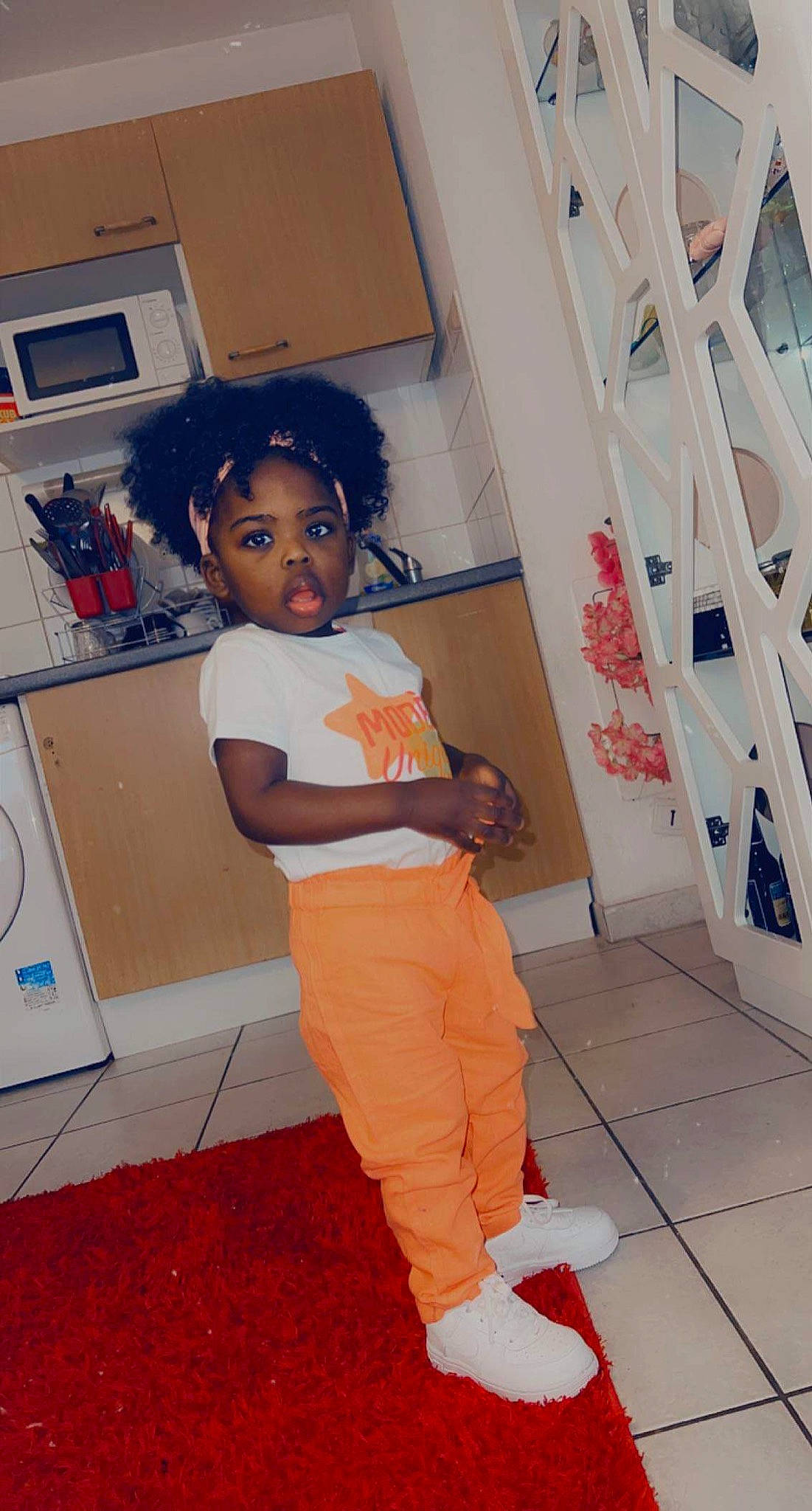 Keyvanna a rejoint le concours — aidez-le/la à gagner de superbes lots ! child, eyewear, fashion_design, floor, flooring, fun, hardwood, hat, home_appliance, human_leg, kitchen_appliance, orange, person, play, refrigerator, room, sweatpant, t_shirt, thigh, toddler