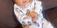 Djanna a rejoint le concours — aidez-le/la à gagner de superbes lots ! baby, infant, child, onesie, mickey_mouse, minnie_mouse, clothing, couch, brown, furniture, indoors, person, cute, face, hands, expression, sitting, comfortable, young, portrait