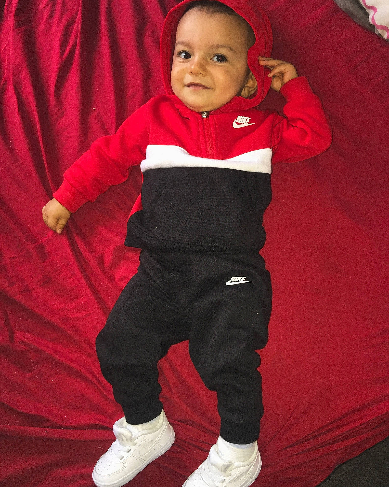 Lyes participe au concours pour gagner de l'argent avec cette photo : active_pants, baby, baby_products, baby_toddler_clothing, carmine, child, child_model, costume, joy, person, red, shoe, sleeve, sneakers, sweatpant, toddler, walking_shoe