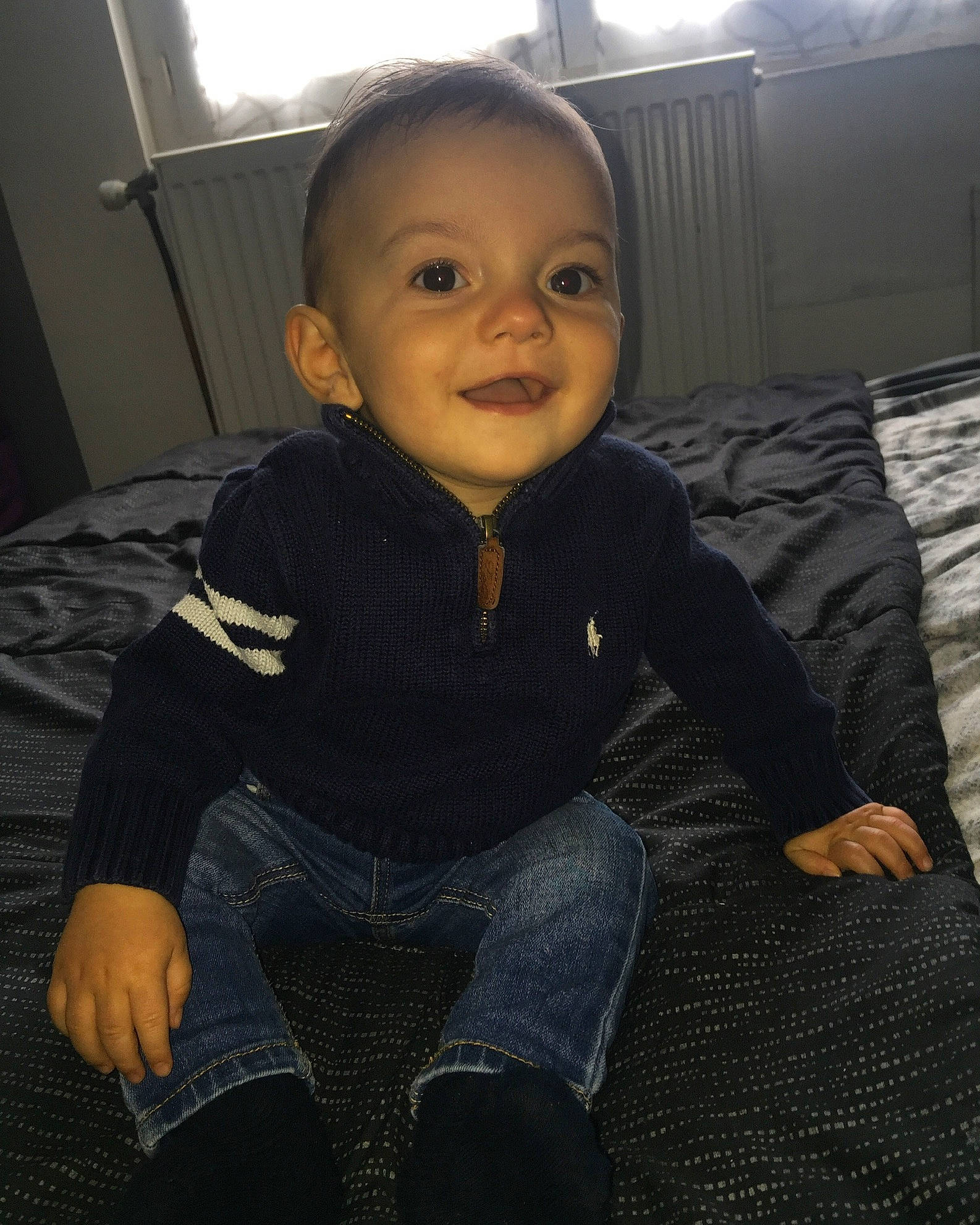 Lyes a rejoint le concours — aidez-le/la à gagner de superbes lots ! baby, baby_toddler_clothing, bed, bed_sheet, cheek, child, comfort, cool, denim, eye, flash_photography, floor, flooring, iris, jeans, linens, long_sleeved_t_shirt, person, sitting, sleeve