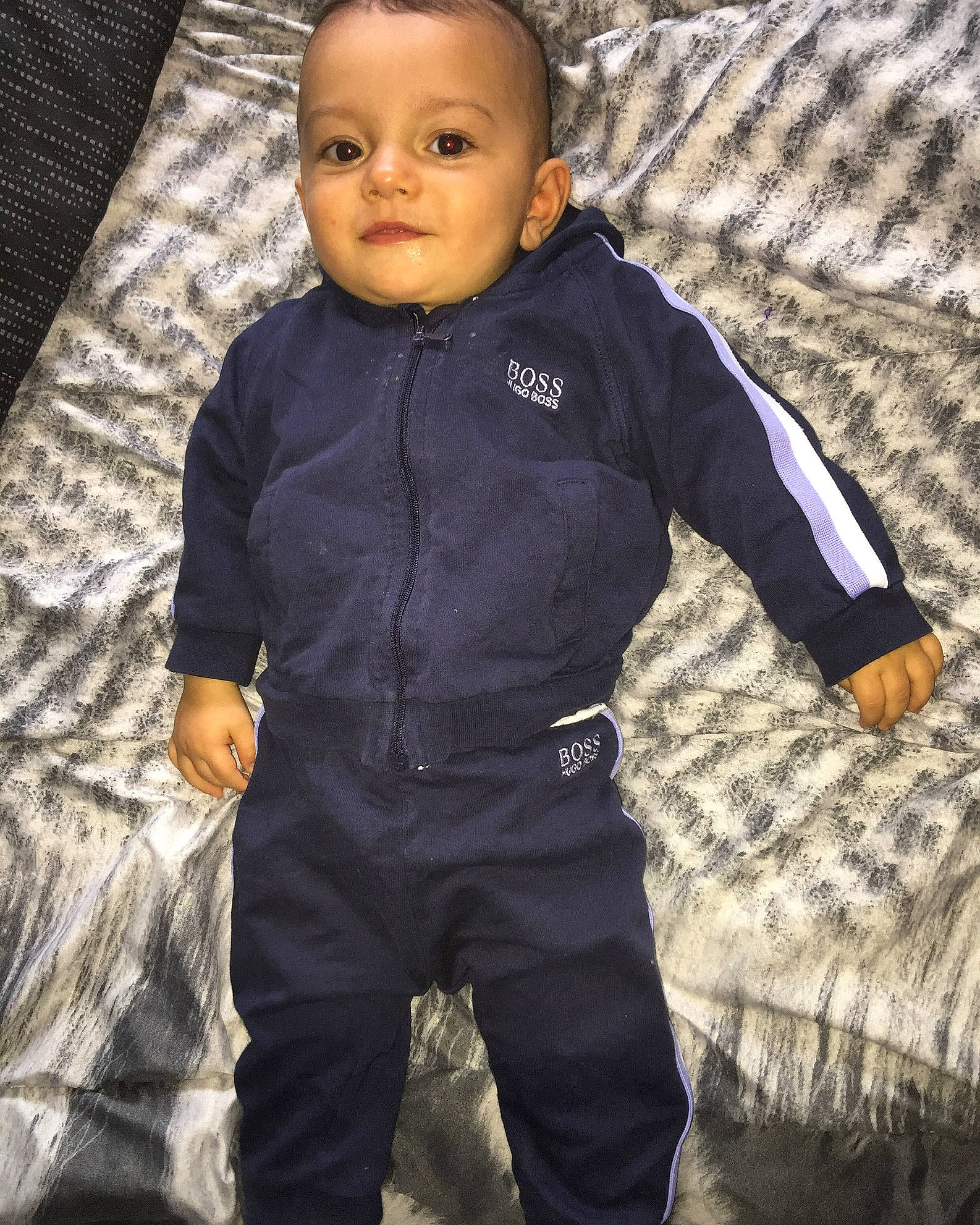 Lyes a rejoint le concours — aidez-le/la à gagner de superbes lots ! baby, baby_products, baby_toddler_clothing, button, child_model, home_accessories, linens, overall, person, pocket, sleeve, tablecloth, textile, toddler