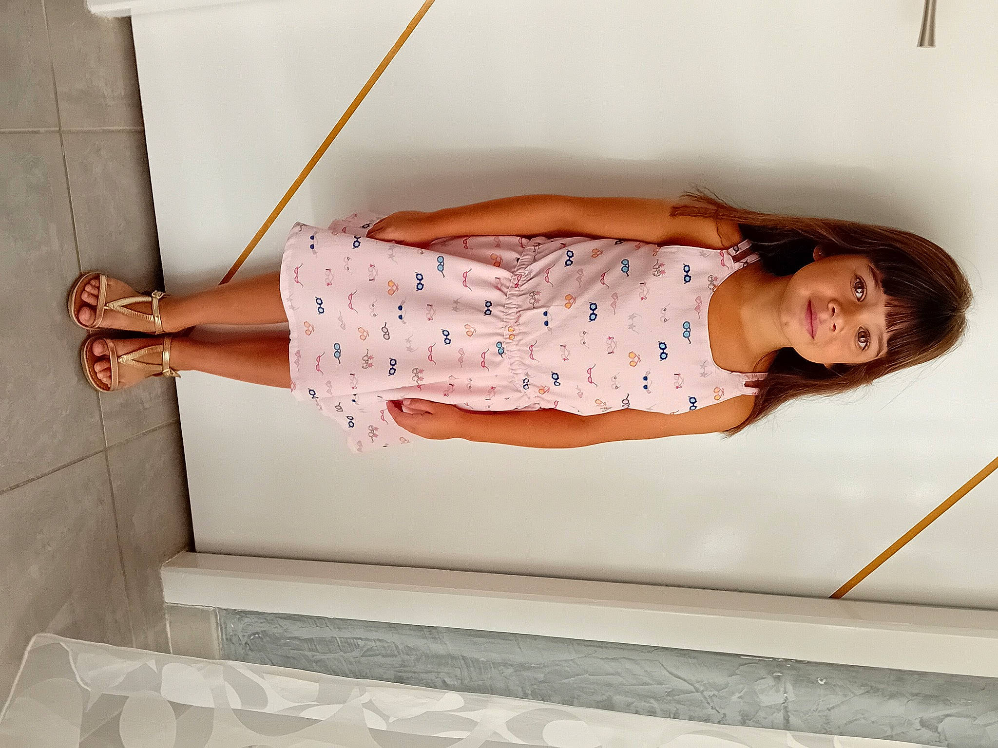 Chloé participe au concours pour gagner de l'argent avec cette photo : comfort, day_dress, elbow, fashion_design, flooring, human_leg, joint, knee, line, linens, magenta, pattern, person, rectangle, room, sitting, smile, textile, thigh, waist