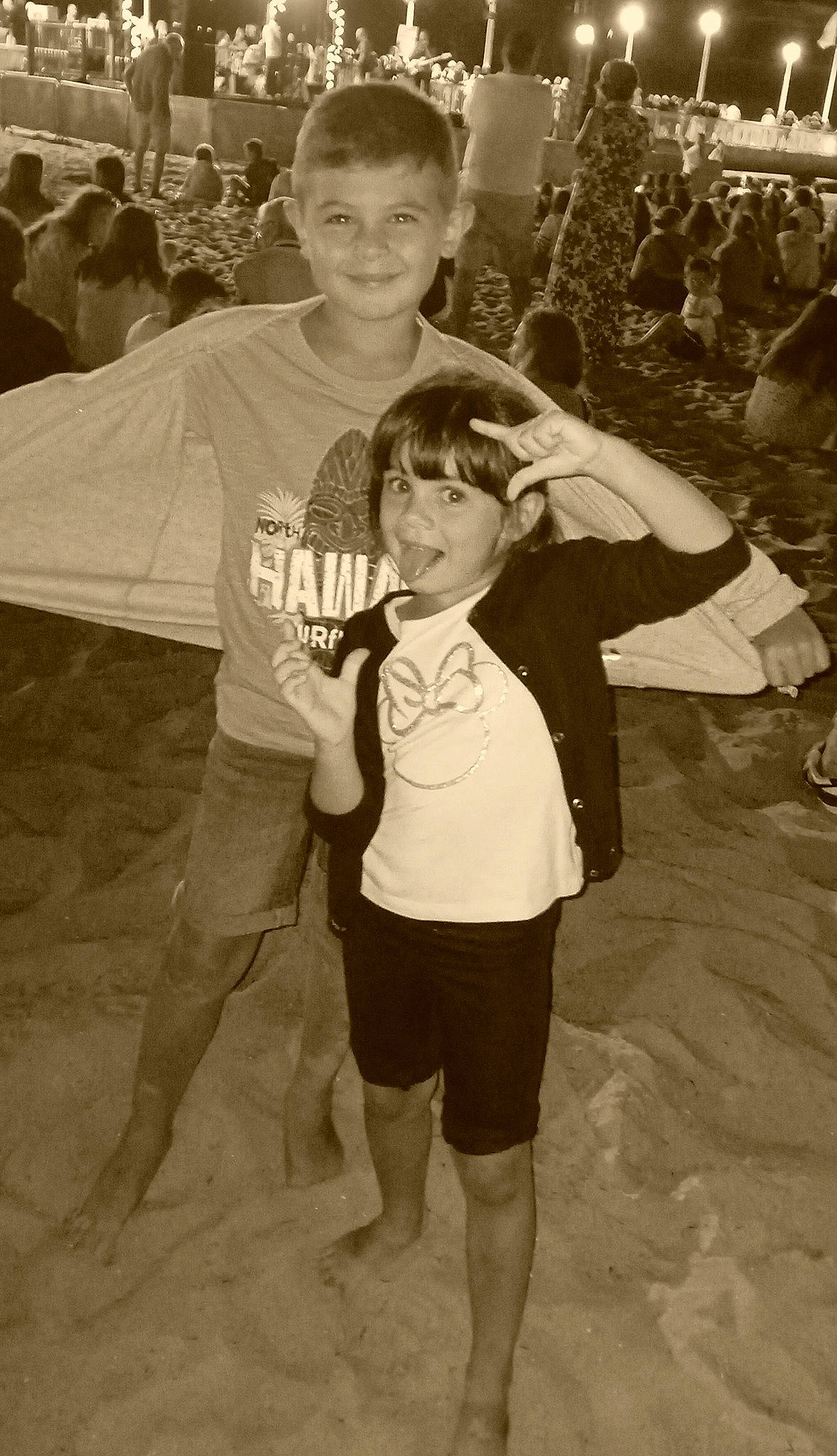 Chloé participe au concours pour gagner de l'argent avec cette photo : active_shorts, barefoot, bermuda_shorts, black, child, event, fun, gesture, happy, joy, monochrome, monochrome_photography, person, recreation, shorts, smile, social_group, standing, style, t_shirt