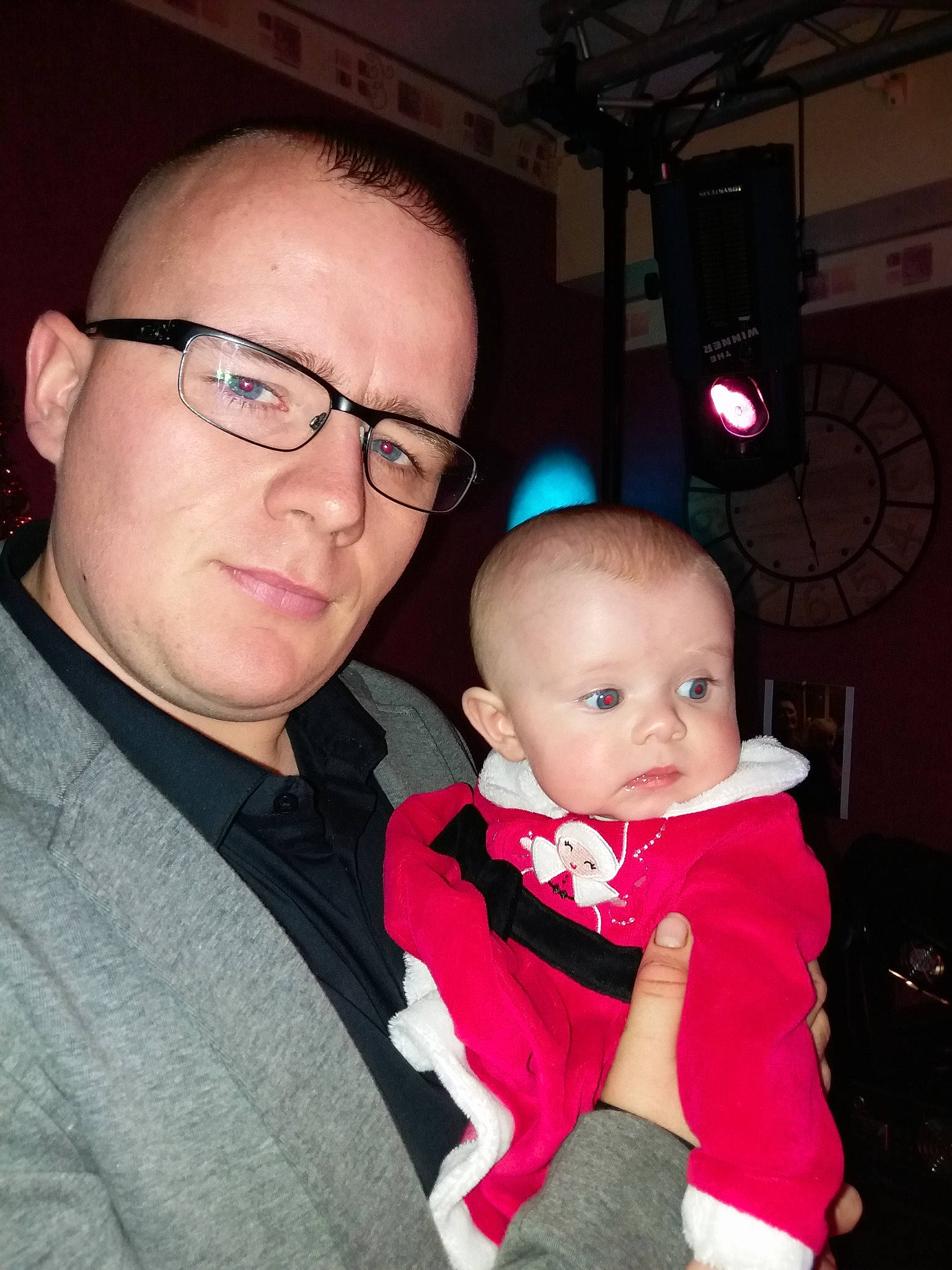 Mathilde a rejoint le concours — aidez-le/la à gagner de superbes lots ! child, cool, day, event, eye, eyewear, father, fun, glasses, infant, lap, person, product, red, skin, smile, toddler, vision_care