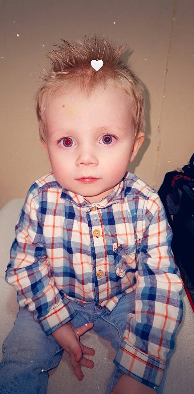 Timéo a rejoint le concours — aidez-le/la à gagner de superbes lots ! baby_toddler_clothing, bag, cheek, chin, collar, dress_shirt, eye, eyelash, face, hairstyle, head, iris, lip, luggage_and_bags, nose, pattern, person, plaid, skin, sleeve