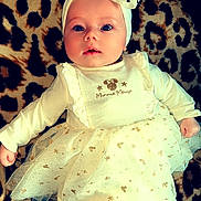 Zoé a rejoint le concours — aidez-le/la à gagner de superbes lots ! baby, infant, child, polka_dot, bow, headband, minnie_mouse, dress, tutu, tights, shoes, leopard_print, blanket, cute, portrait, indoors, fashion, smiling, face, person