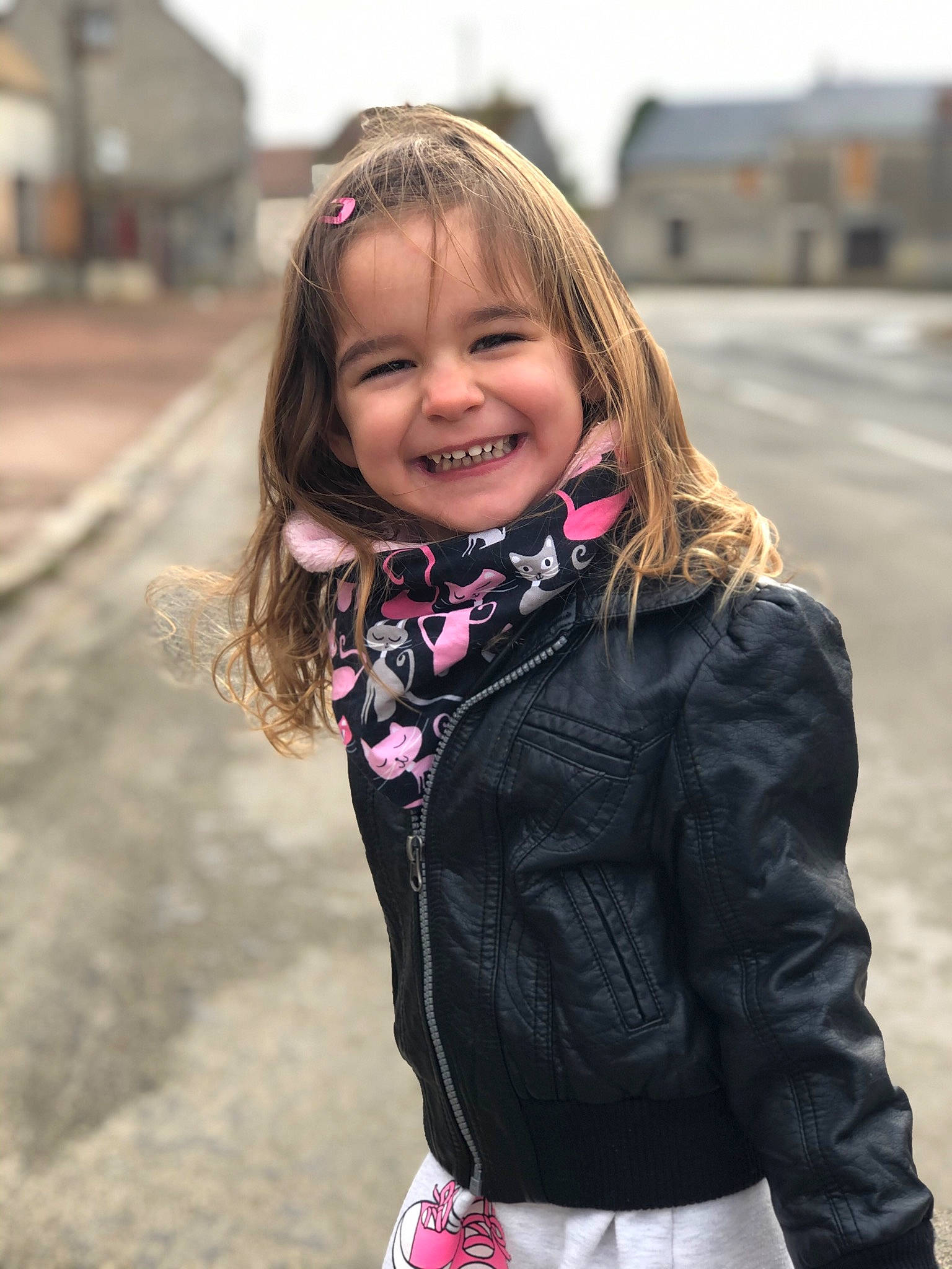 Candice a rejoint le concours — aidez-le/la à gagner de superbes lots ! electric_blue, fun, grass, hair, happy, iris, jacket, joy, lip, long_hair, neck, outerwear, person, shoulder, skin, sleeve, smile, street_fashion, textile, toddler
