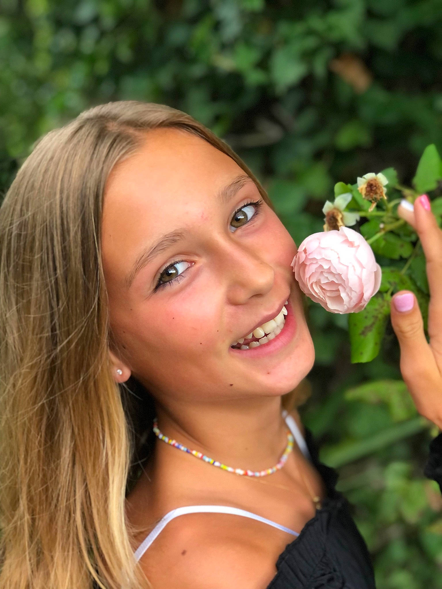 Jade participe au concours pour gagner de l'argent avec cette photo : brown_hair, earrings, eye, eyelash, face, flash_photography, flower, food, fruit, fun, gesture, grass, happy, jewellery, joy, lip, people_in_nature, person, petal, plant