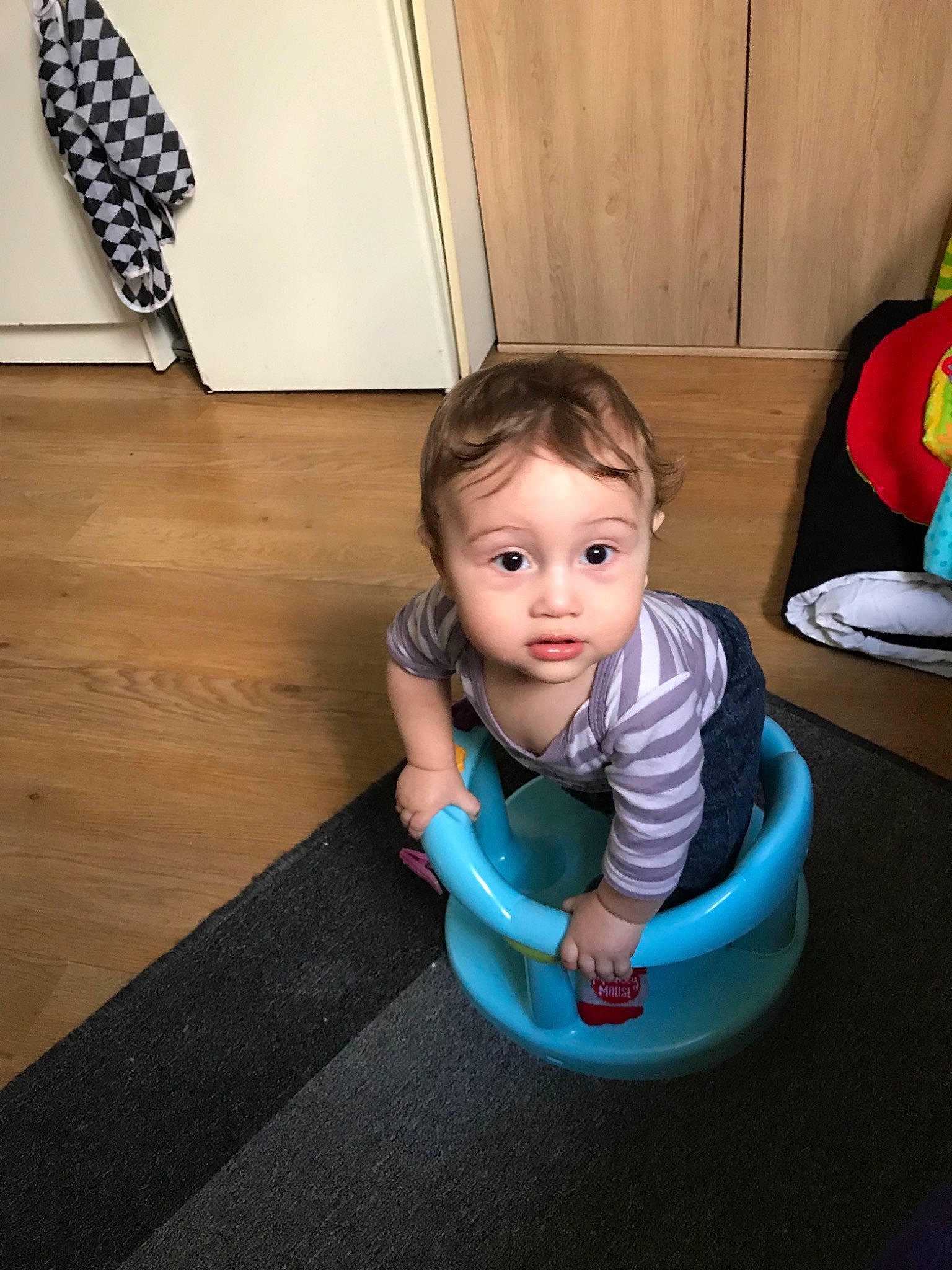 Adam participe au concours pour gagner de l'argent avec cette photo : baby, child, floor, person, play, sitting, toddler