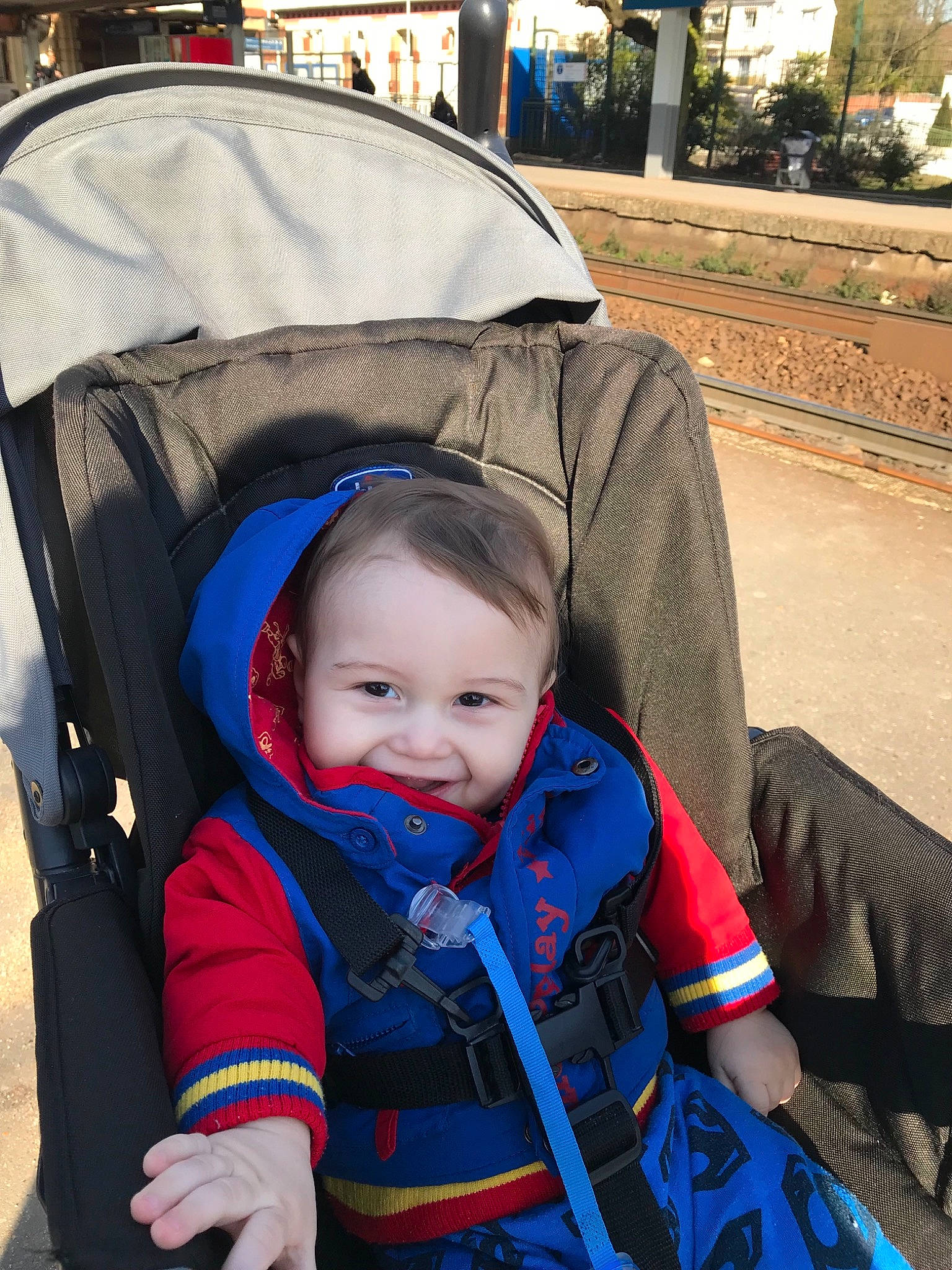 Adam a rejoint le concours — aidez-le/la à gagner de superbes lots ! baby, baby_carriage, baby_products, child, outerwear, person, personal_protective_equipment, product, toddler, tourism, travel, vacation