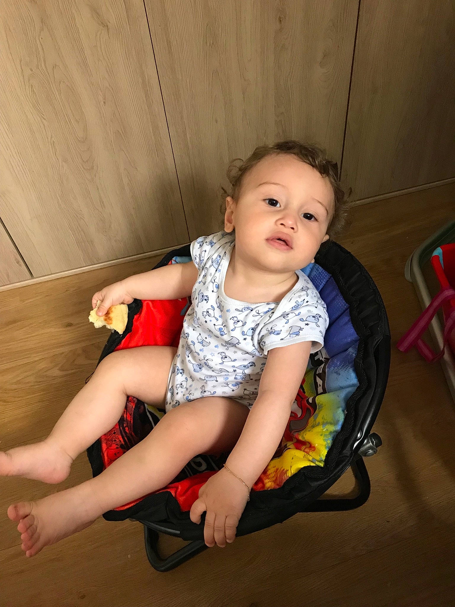 Adam participe au concours pour gagner de l'argent avec cette photo : child, leg, person, sitting, skin, toddler