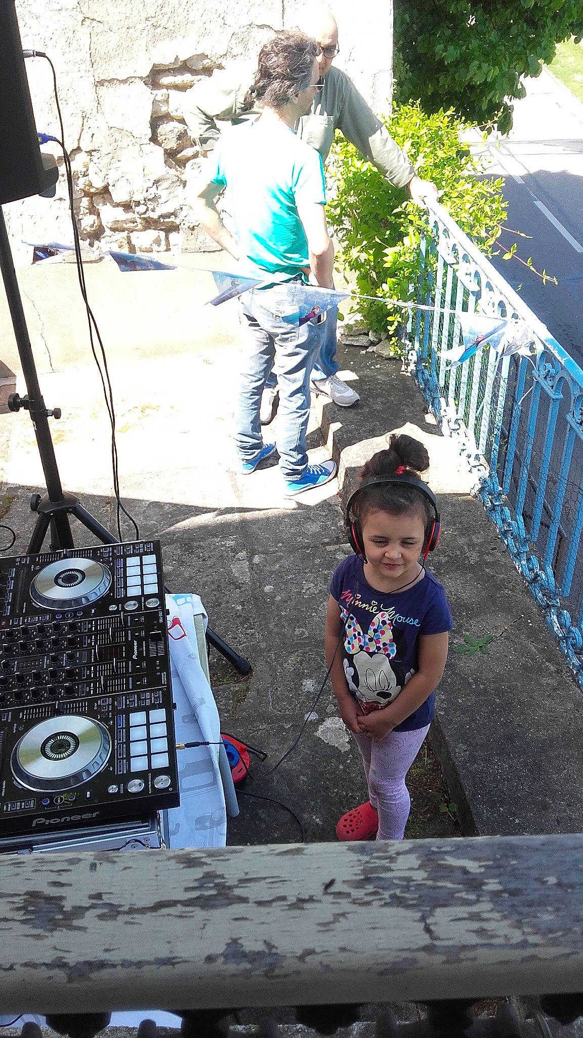 Sirine participe au concours pour gagner de l'argent avec cette photo : backyard, child, house, joy, leisure, neighbourhood, person, plant, play, recreation, toddler, tree, vacation