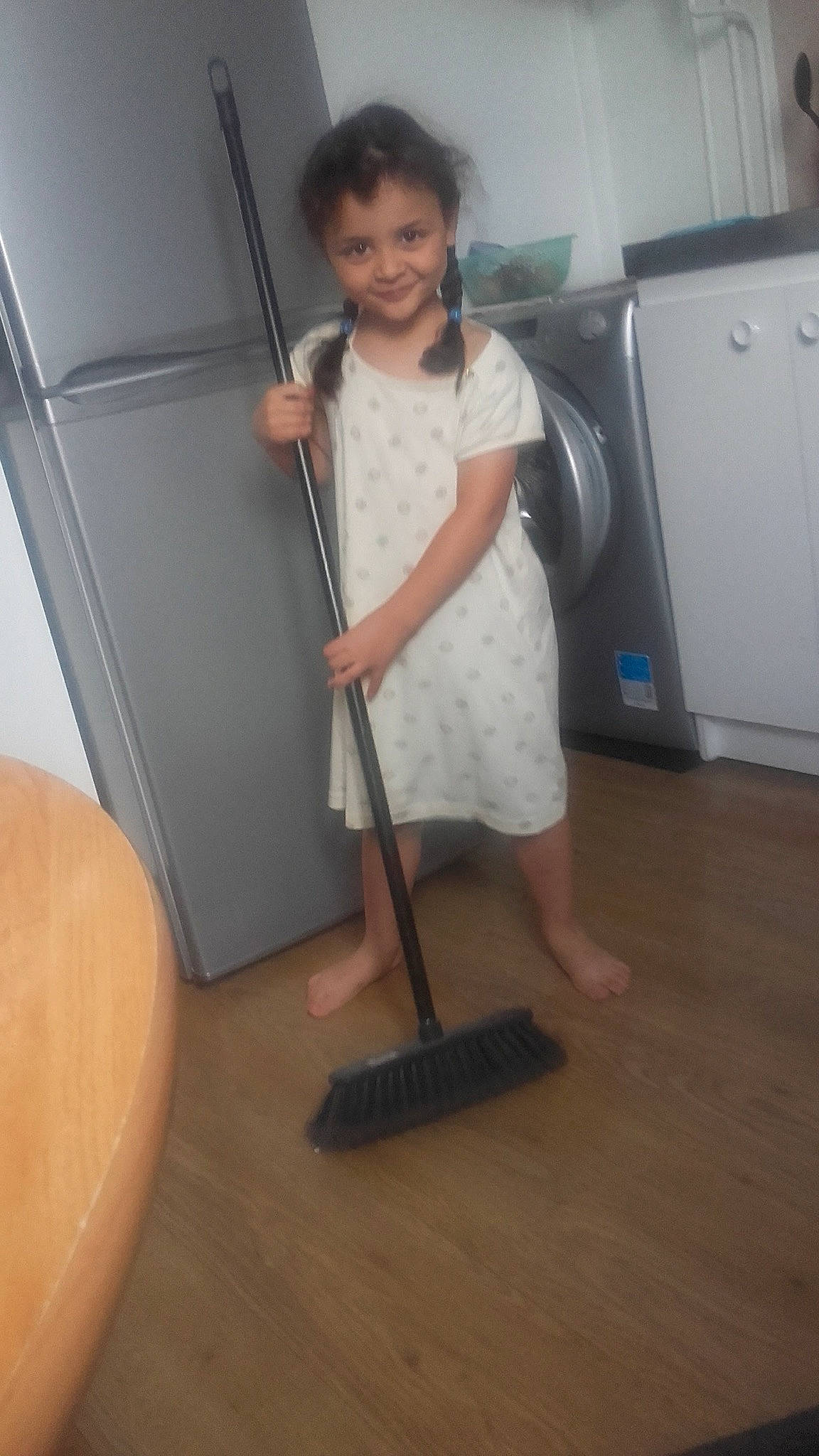 Sirine a rejoint le concours — aidez-le/la à gagner de superbes lots ! child, floor, flooring, hardwood, household_cleaning_supply, household_supply, joy, leg, mop, person, shoulder, standing, toddler