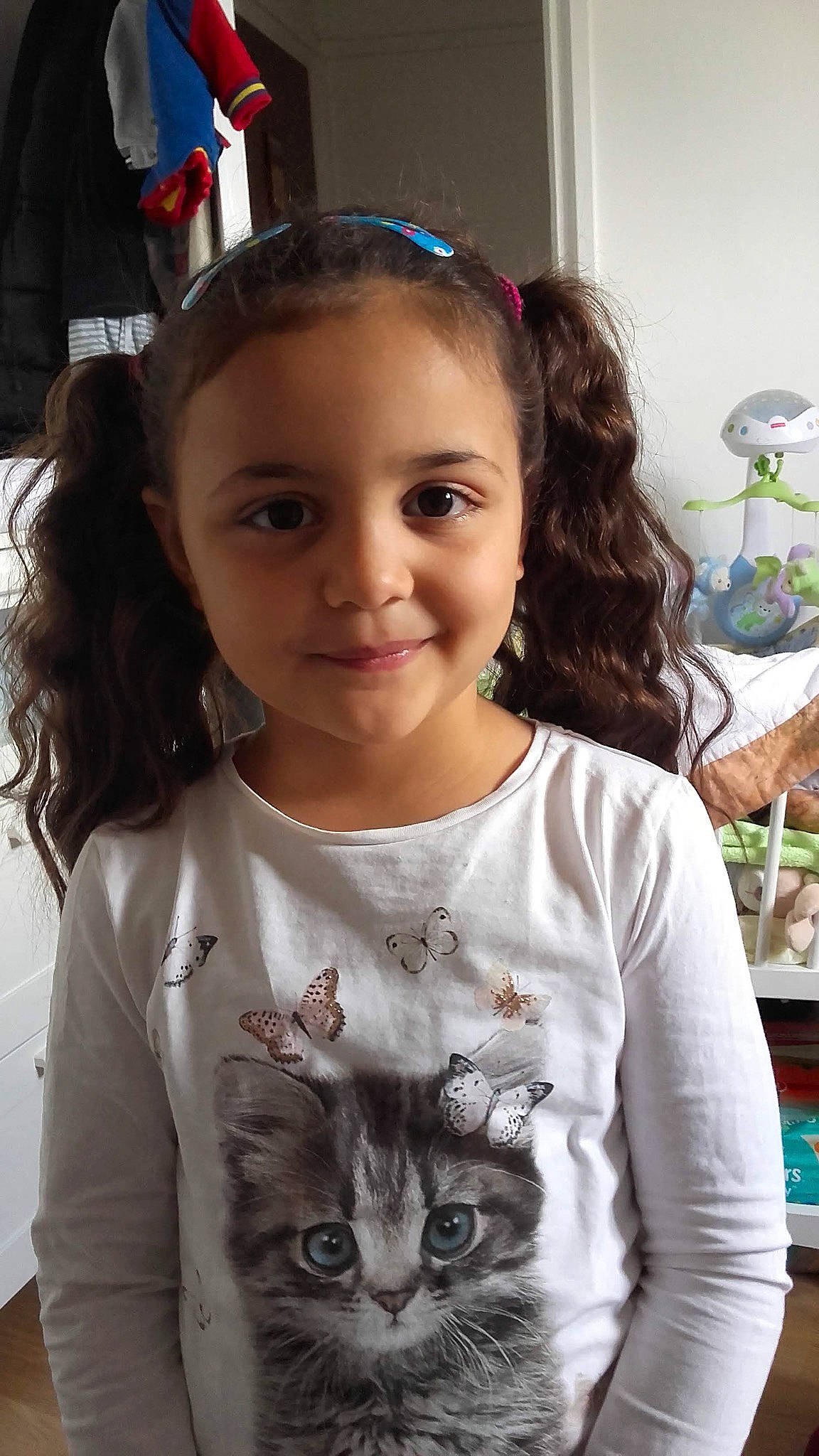 Sirine participe au concours pour gagner de l'argent avec cette photo : brown_hair, cat, cheek, child, ear, eye, eyebrow, face, felidae, forehead, hair, hairstyle, head, iris, joy, long_hair, nose, person, small_to_medium_sized_cats, smile