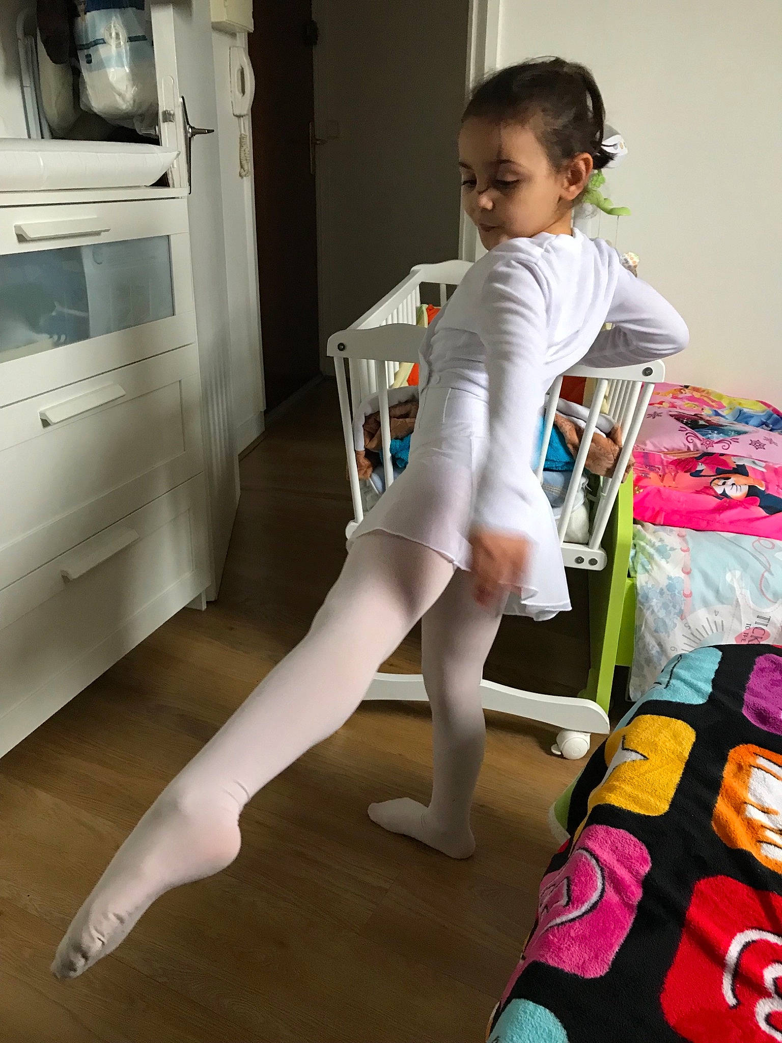Sirine a rejoint le concours — aidez-le/la à gagner de superbes lots ! child, human_leg, knee, leg, person, pink, play, shoe, thigh, tights