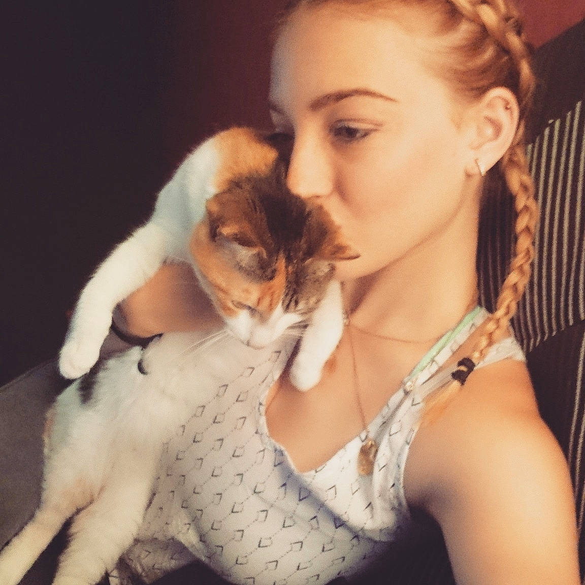 Inna participe au concours pour gagner de l'argent avec cette photo : beauty, cat, cheek, companion_dog, ear, eye, eyebrow, fawn, felidae, fur, hair, long_hair, love, neck, nose, person, puppy_love, selfie, small_to_medium_sized_cats, whiskers