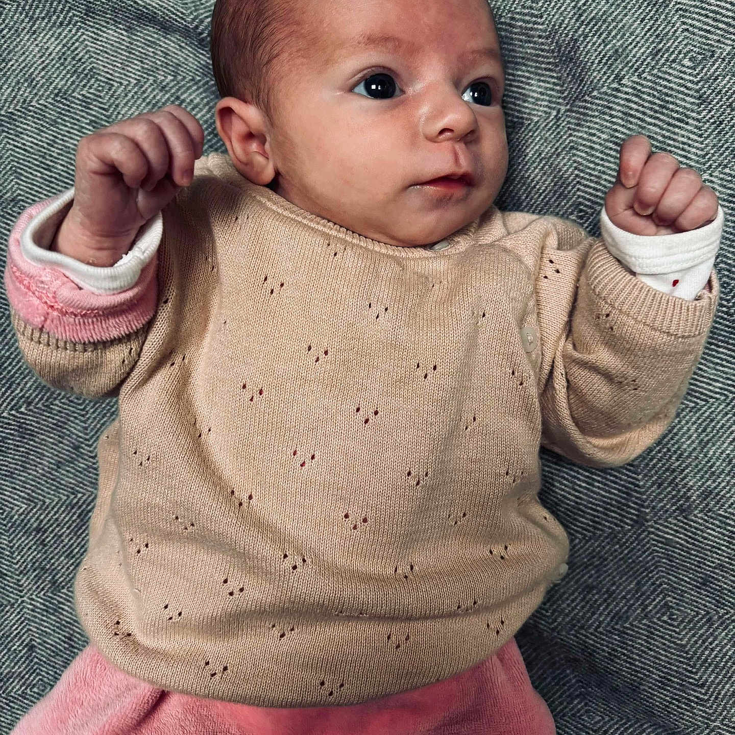 Louise a rejoint le concours — aidez-le/la à gagner de superbes lots ! baby, bodypart, clothing, couch, face, finger, hand, happy, head, knitwear, longsleeve, newborn, pants, person, photography, portrait, sitting, sleeve, smile, sweater