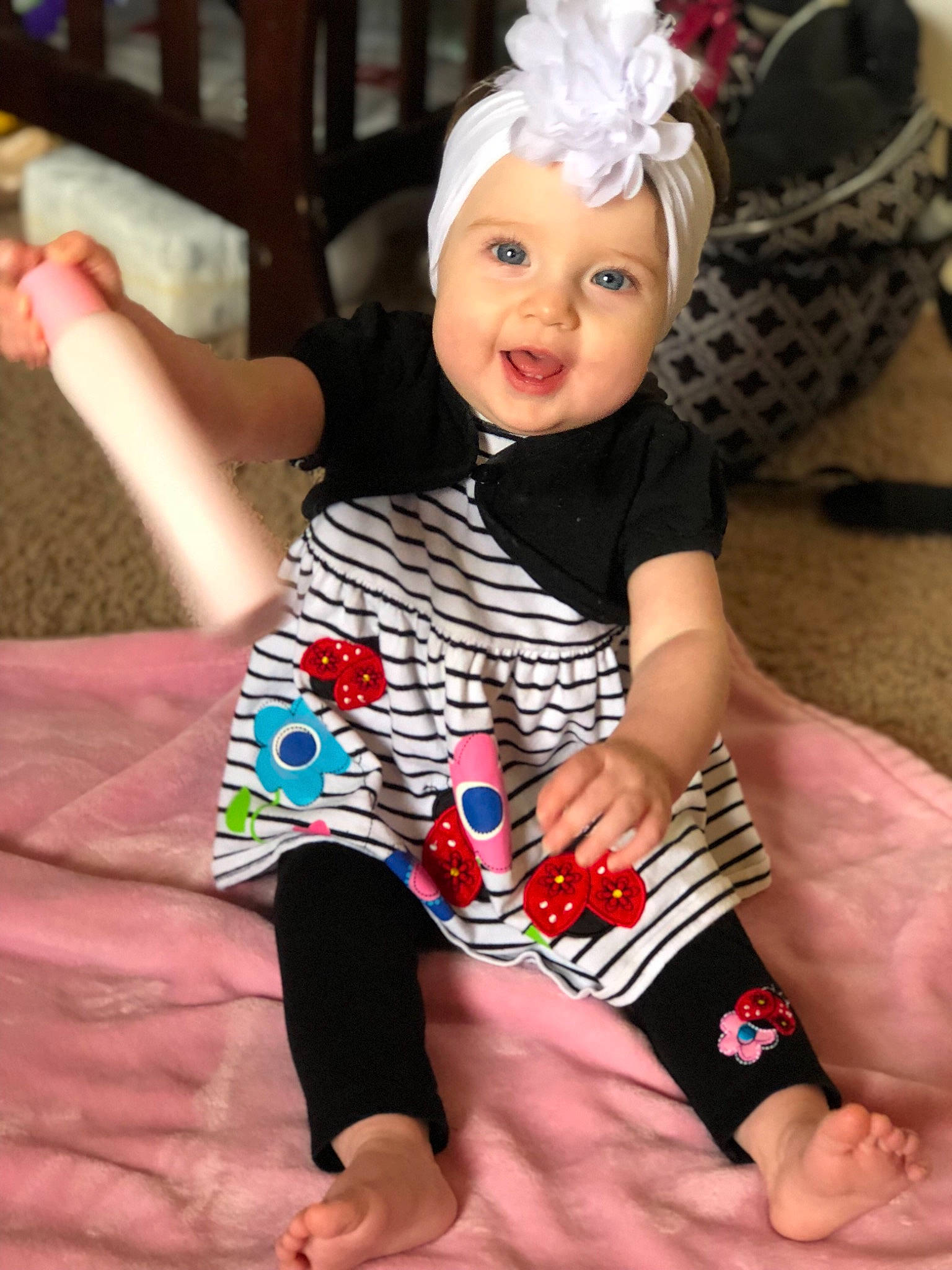 Saber is registered to the contest to win money with this photo: arm, baby, baby_products, baby_toddler_clothing, child, fashion_accessory, finger, hair_accessory, headband, headgear, leg, person, pink, play, thumb, toddler