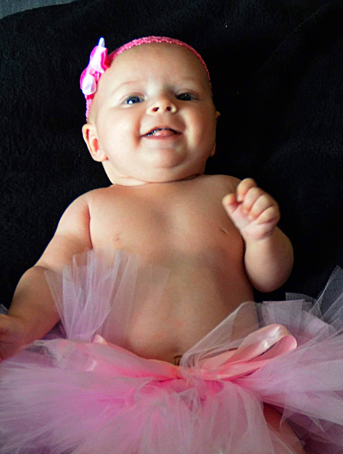 Liana participe au concours pour gagner de l'argent avec cette photo : baby, baby_products, baby_toddler_clothing, ballet_tutu, cheek, child, costume, costume_accessory, hair_accessory, person, photography, pink, product, skin, smile, toddler