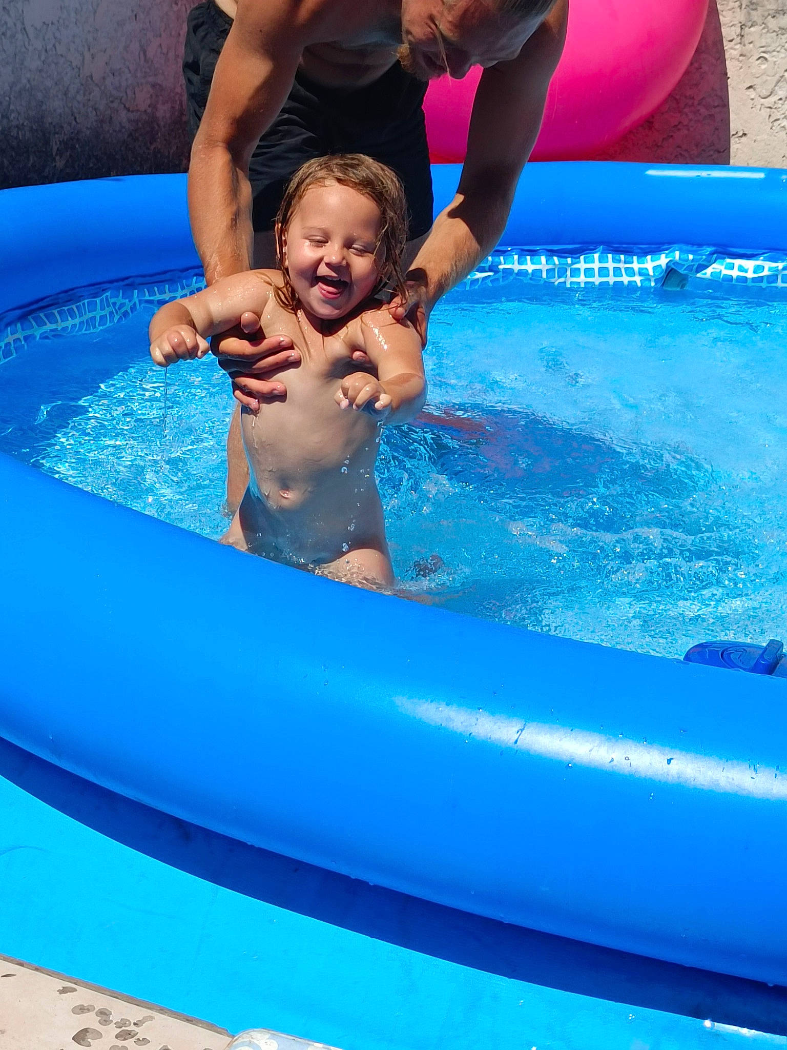 Luna participe au concours pour gagner de l'argent avec cette photo : aqua, arm, azure, bathing, blue, child, fun, games, happy, inflatable, leisure, mammal, nonbuilding_structure, person, recreation, smile, summer, swimming_pool, swimwear, toddler