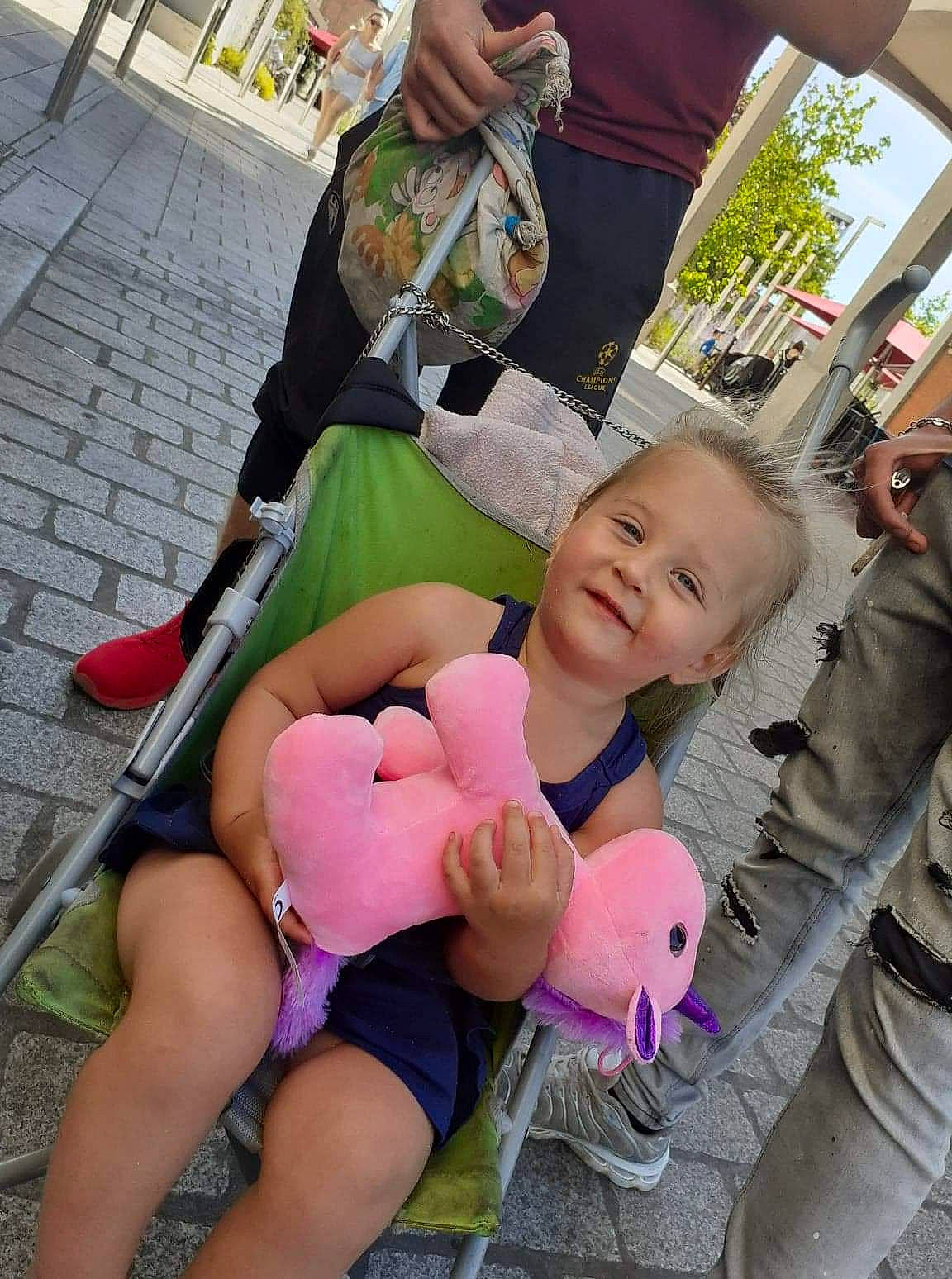 Luna a rejoint le concours — aidez-le/la à gagner de superbes lots ! baby_toddler_clothing, child, fun, grass, green, happy, joy, lap, leg, leisure, mammal, person, pink, plant, recreation, shorts, smile, summer, thigh, toddler