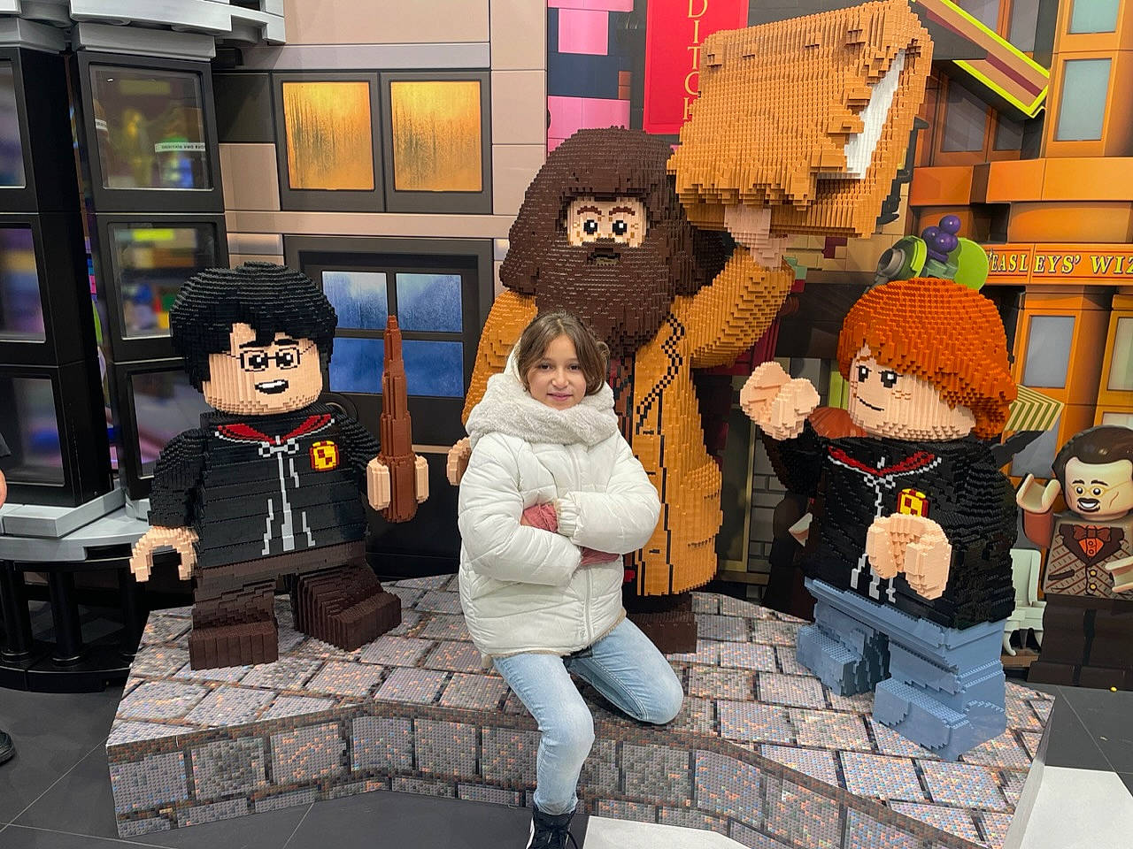 Leila a rejoint le concours — aidez-le/la à gagner de superbes lots ! animated_cartoon, animation, cartoon, community, fashion, fiction, fictional_character, flooring, fun, games, human, interior_design, joy, leisure, people, person, recreation, retail, room, social_group