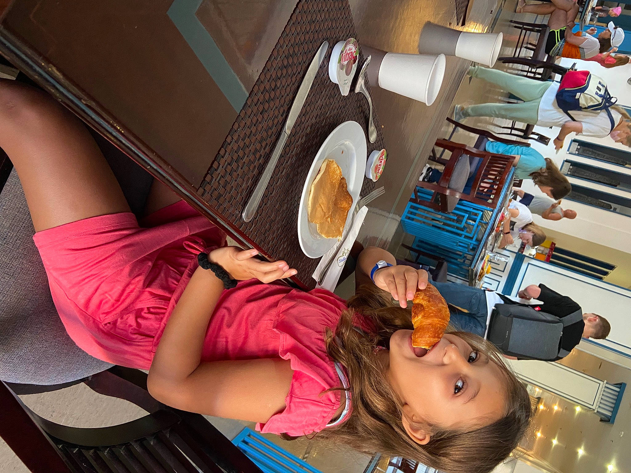 Leila participe au concours pour gagner de l'argent avec cette photo : beauty, comfort, cooking, food, foot, fun, hand, hat, home_appliance, human_body, human_leg, joint, knee, leg, major_appliance, organ, person, room, snapshot, tableware