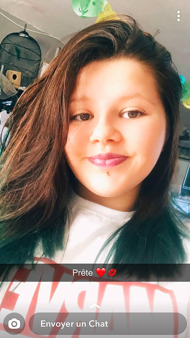 Sarah participe au concours pour gagner de l'argent avec cette photo : beauty, black_hair, brown_hair, cheek, chin, cool, eye, eyebrow, eyelash, face, forehead, hair, hair_coloring, hairstyle, head, joy, lip, long_hair, nose, person