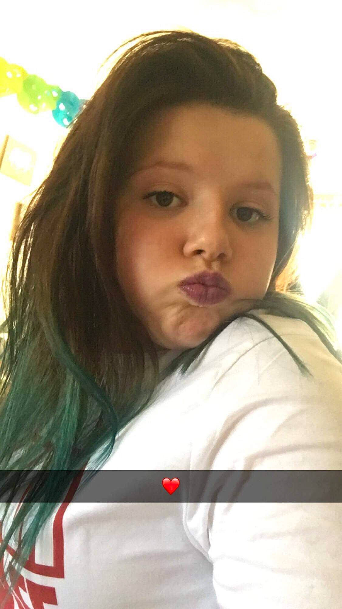 Sarah a rejoint le concours — aidez-le/la à gagner de superbes lots ! beauty, black_hair, brown_hair, cheek, child, chin, eyebrow, face, forehead, hair, hairstyle, head, lip, long_hair, nose, person, photography, selfie, skin, smile