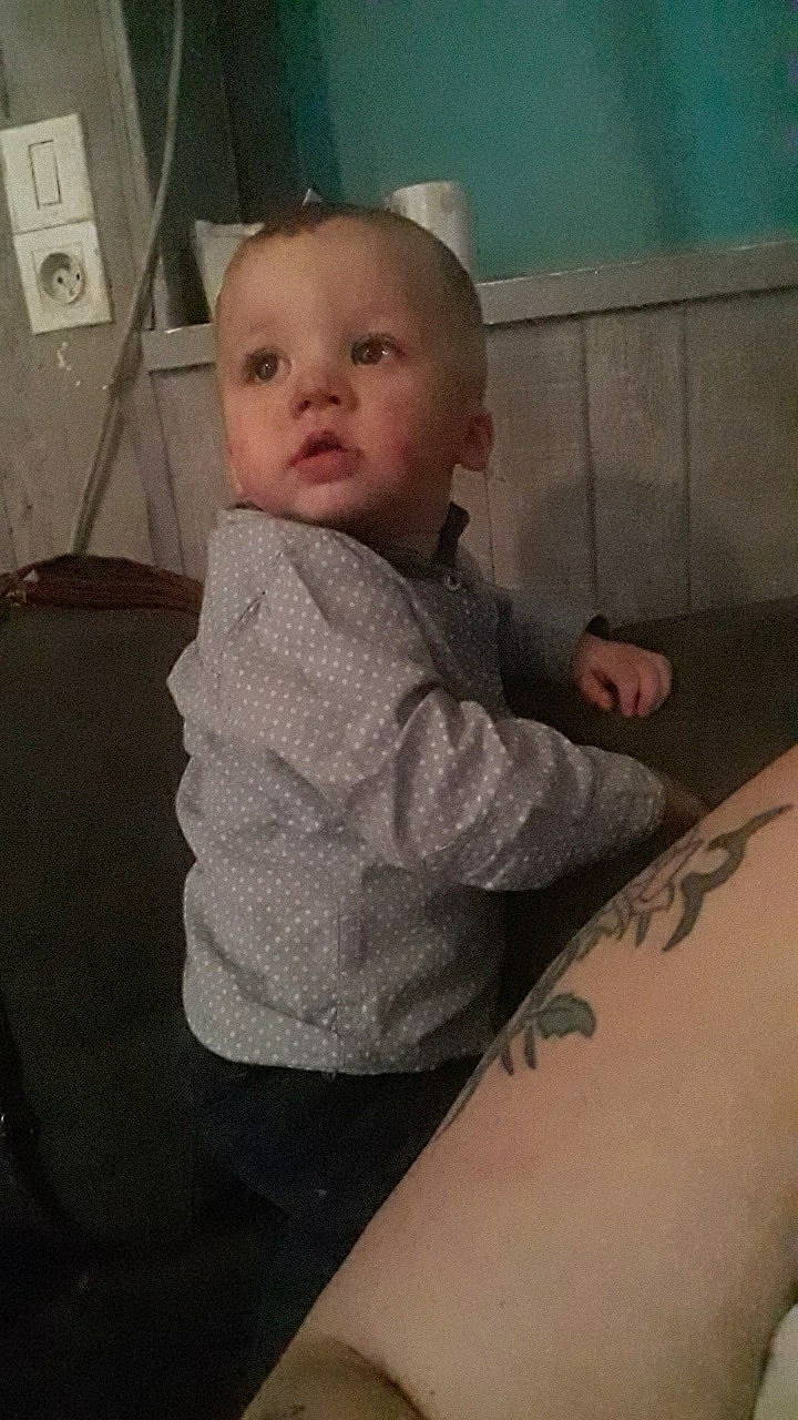 Hugo a rejoint le concours — aidez-le/la à gagner de superbes lots ! arm, baby, cheek, child, ear, elbow, eye, face, head, leg, muscle, person, skin, toddler