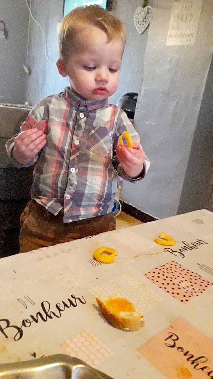 Hugo participe au concours pour gagner de l'argent avec cette photo : child, food, person, toddler