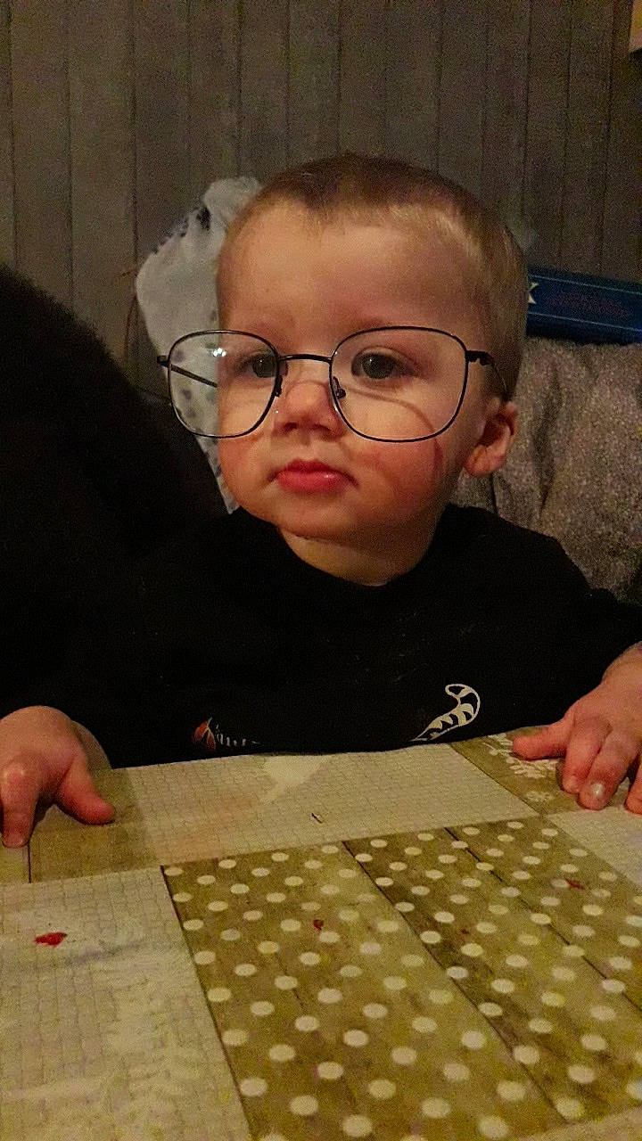 Hugo participe au concours pour gagner de l'argent avec cette photo : board_game, chess, chessboard, games, glasses, indoor_games_and_sports, person, recreation, tabletop_game