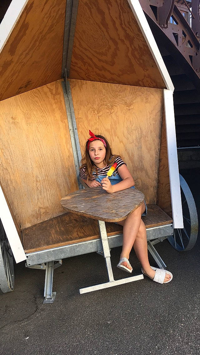 Celine participe au concours pour gagner de l'argent avec cette photo : furniture, person, table, wood