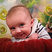 Mélissa a rejoint le concours — aidez-le/la à gagner de superbes lots ! baby, blanket, child, closeup, colorful_background, cute, eyes, face, fantasy, hand, happy, indoors, infant, plants, plush, portrait, smile, soft_texture, striped_clothing, swirls