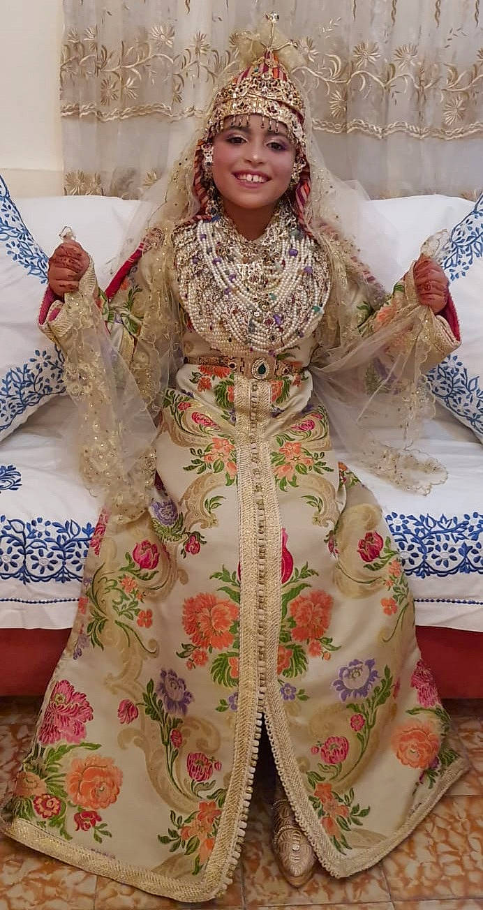 Fatine participe au concours pour gagner de l'argent avec cette photo : bridal_accessory, bridal_clothing, day_dress, dress, embellishment, event, face, fashion_design, formal_wear, gown, happy, headgear, headpiece, headwear, jewellery, joy, makeover, one_piece_garment, pattern, person