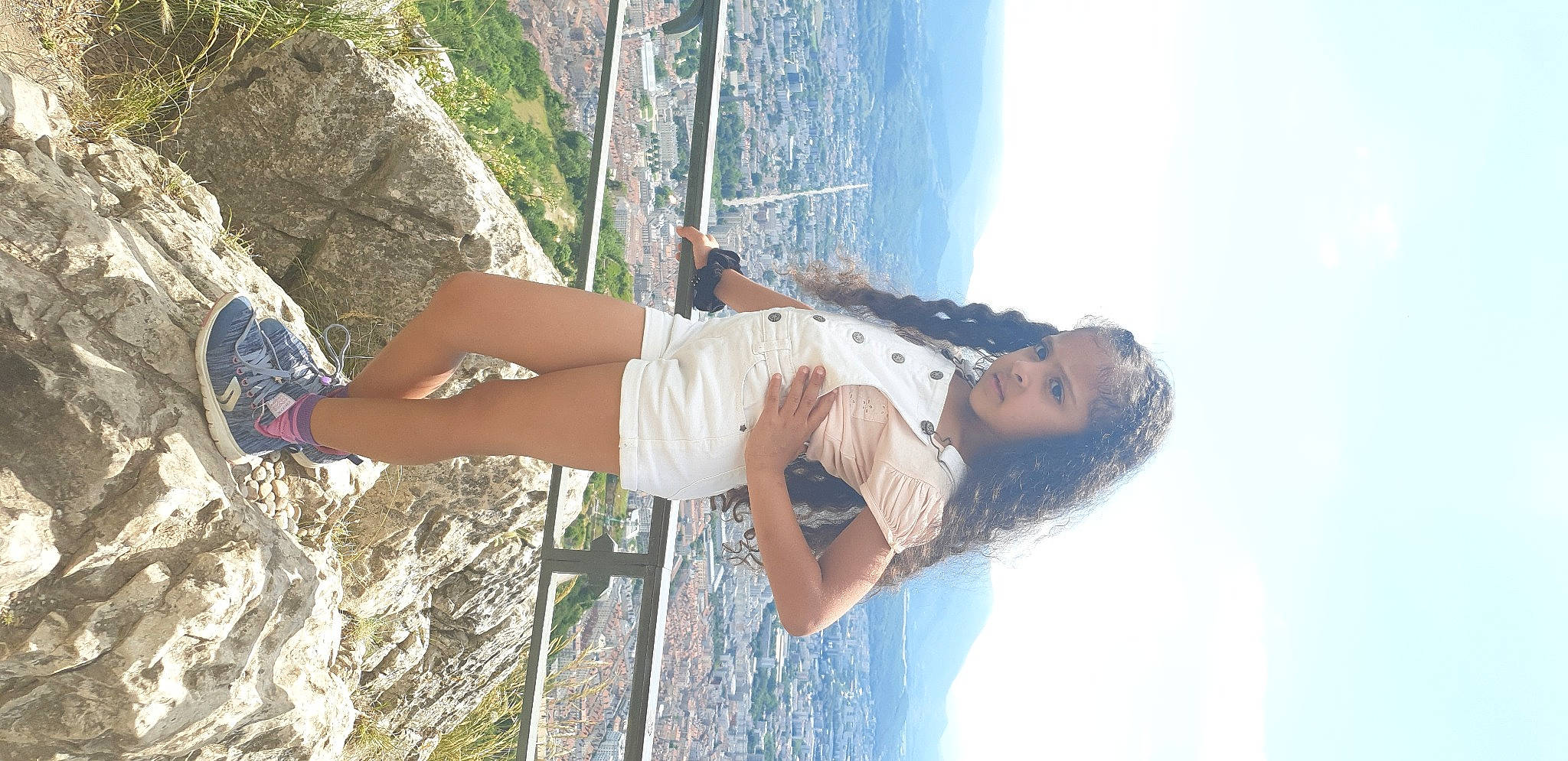 Sabrina participe au concours pour gagner de l'argent avec cette photo : arm, azure, elbow, fun, hair, hairstyle, happy, human, human_body, joint, leg, leisure, person, recreation, shorts, sky, summer, thigh, tree, wall